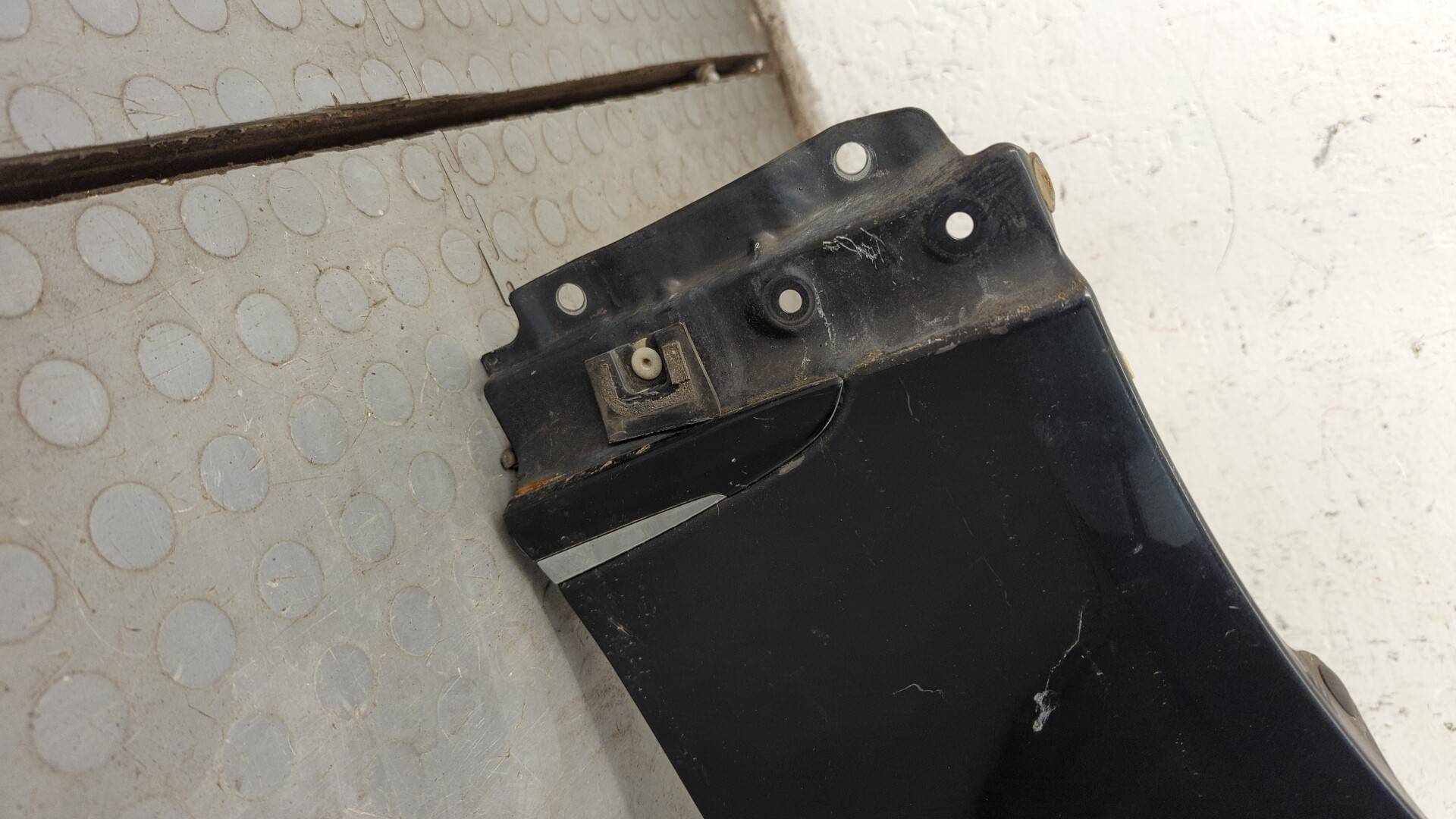 Крыло переднее левое