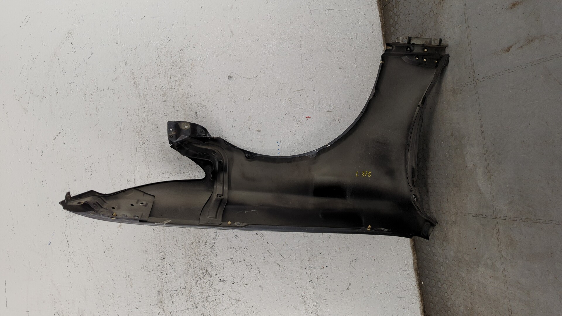 Крыло переднее левое