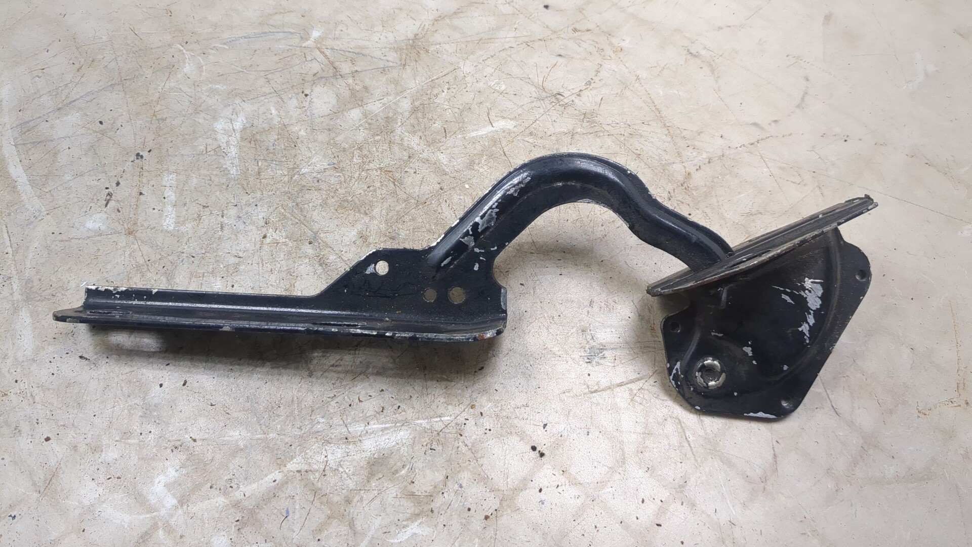 Петля капота