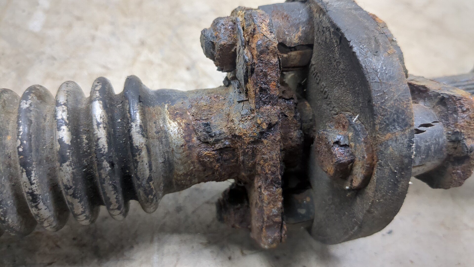 Петля капота