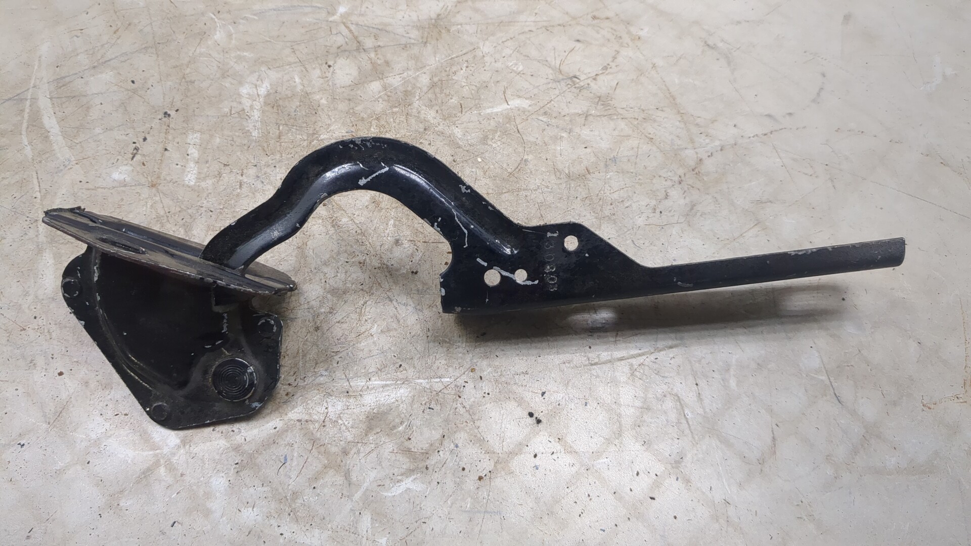 Петля капота