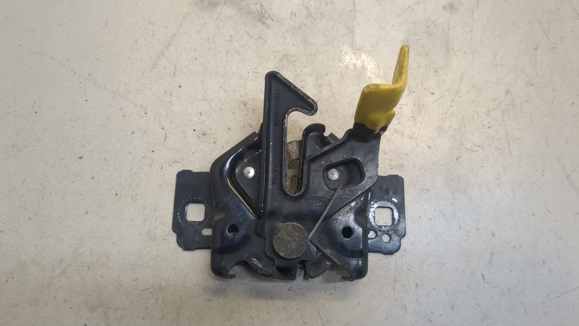 Замок капота