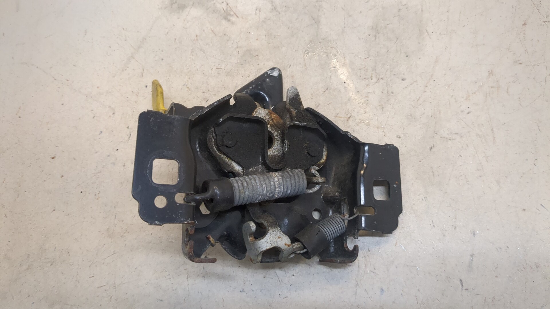 Замок капота