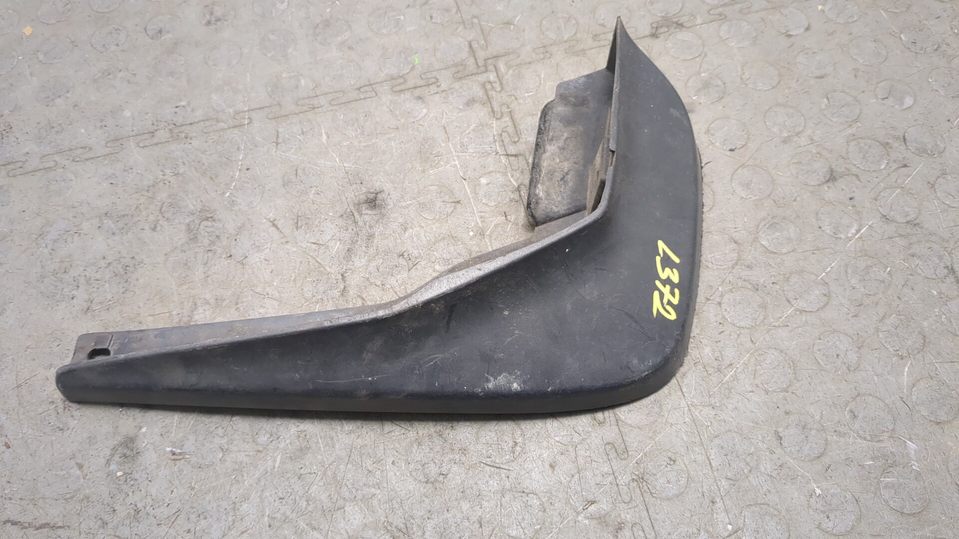 Брызговик задний левый