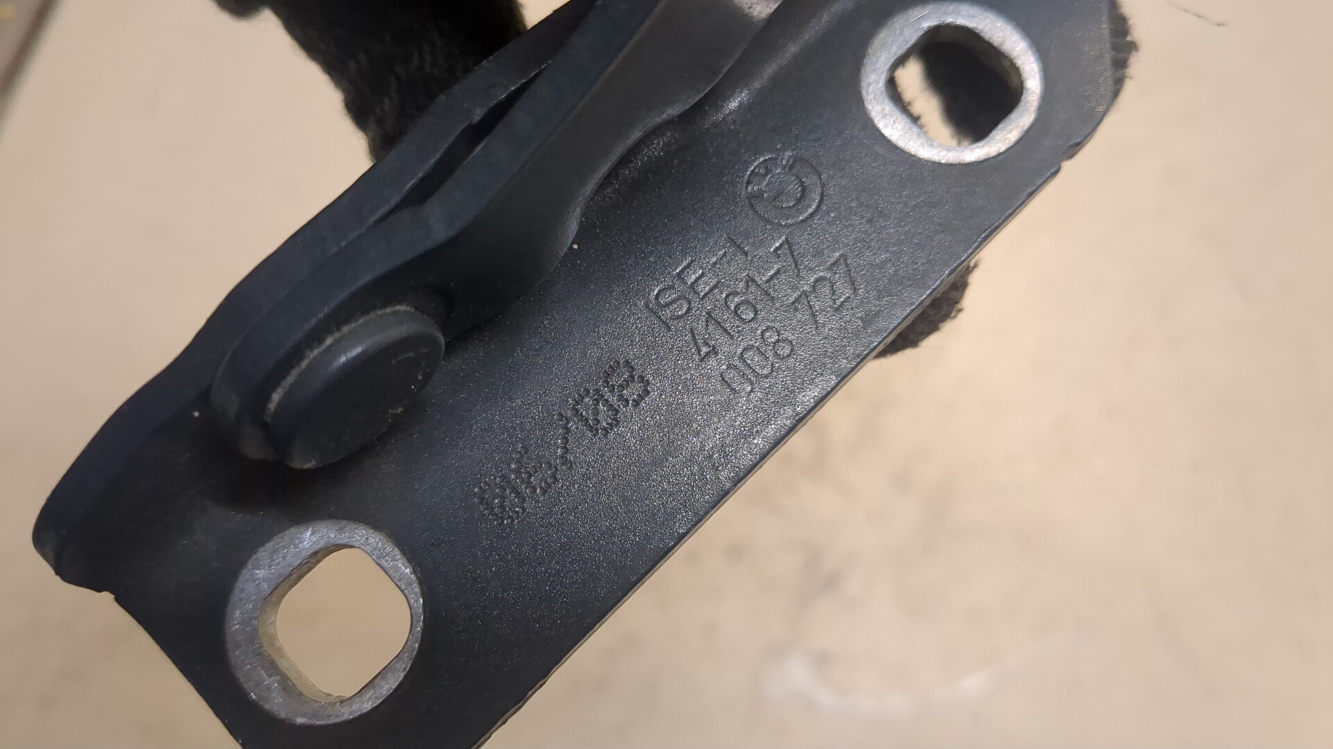 Петля капота левая