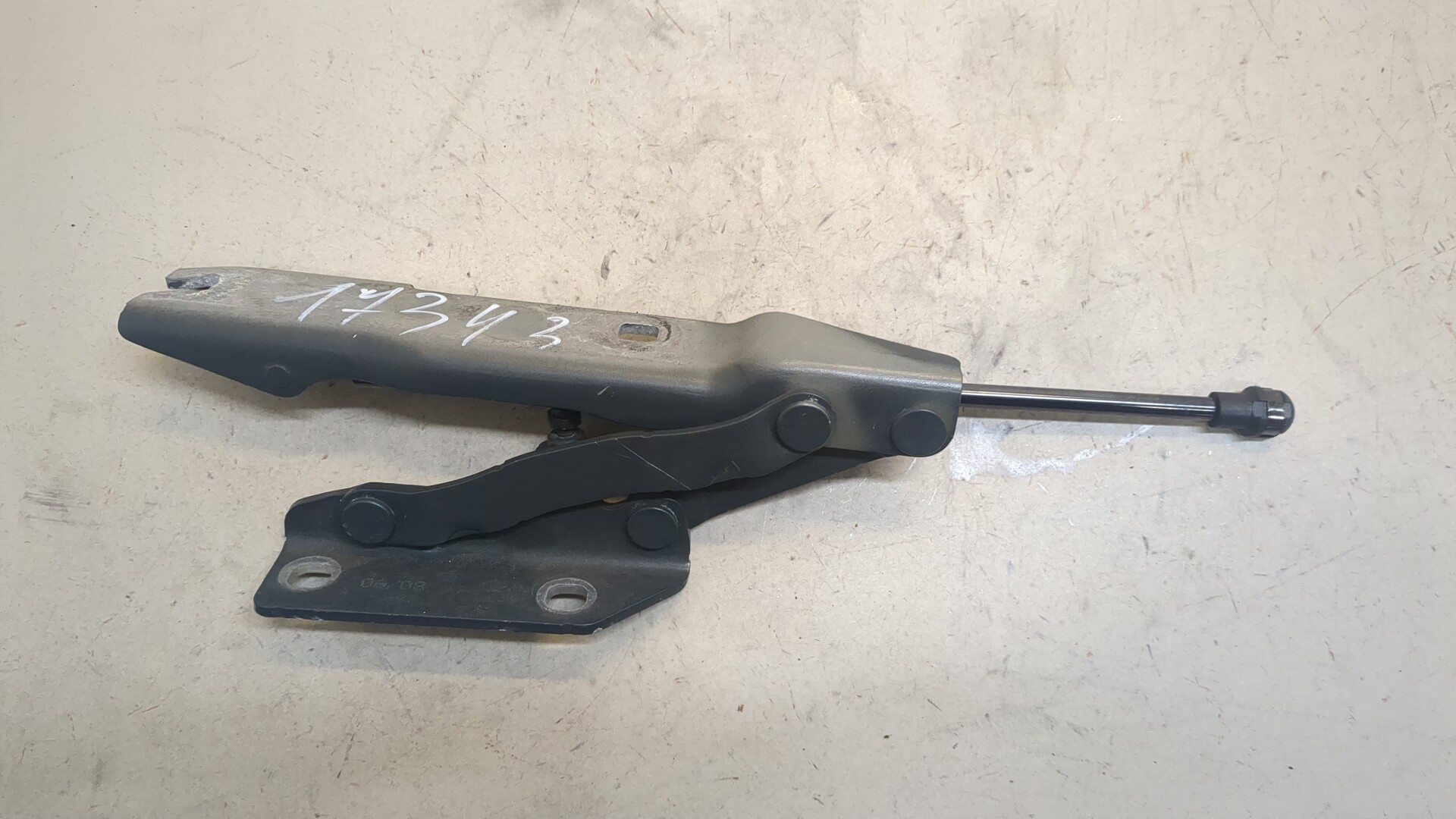 Петля капота левая