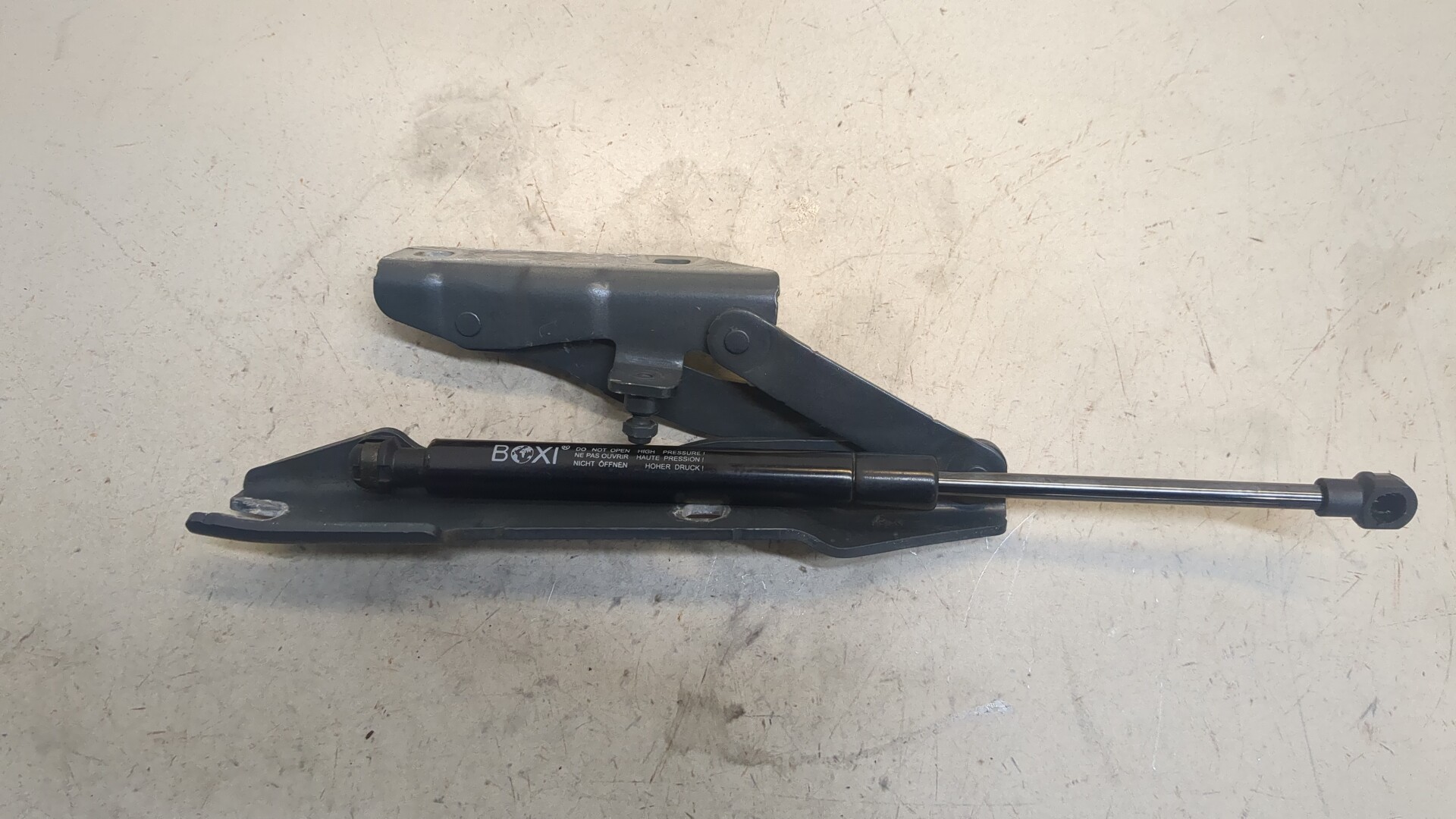 Петля капота левая