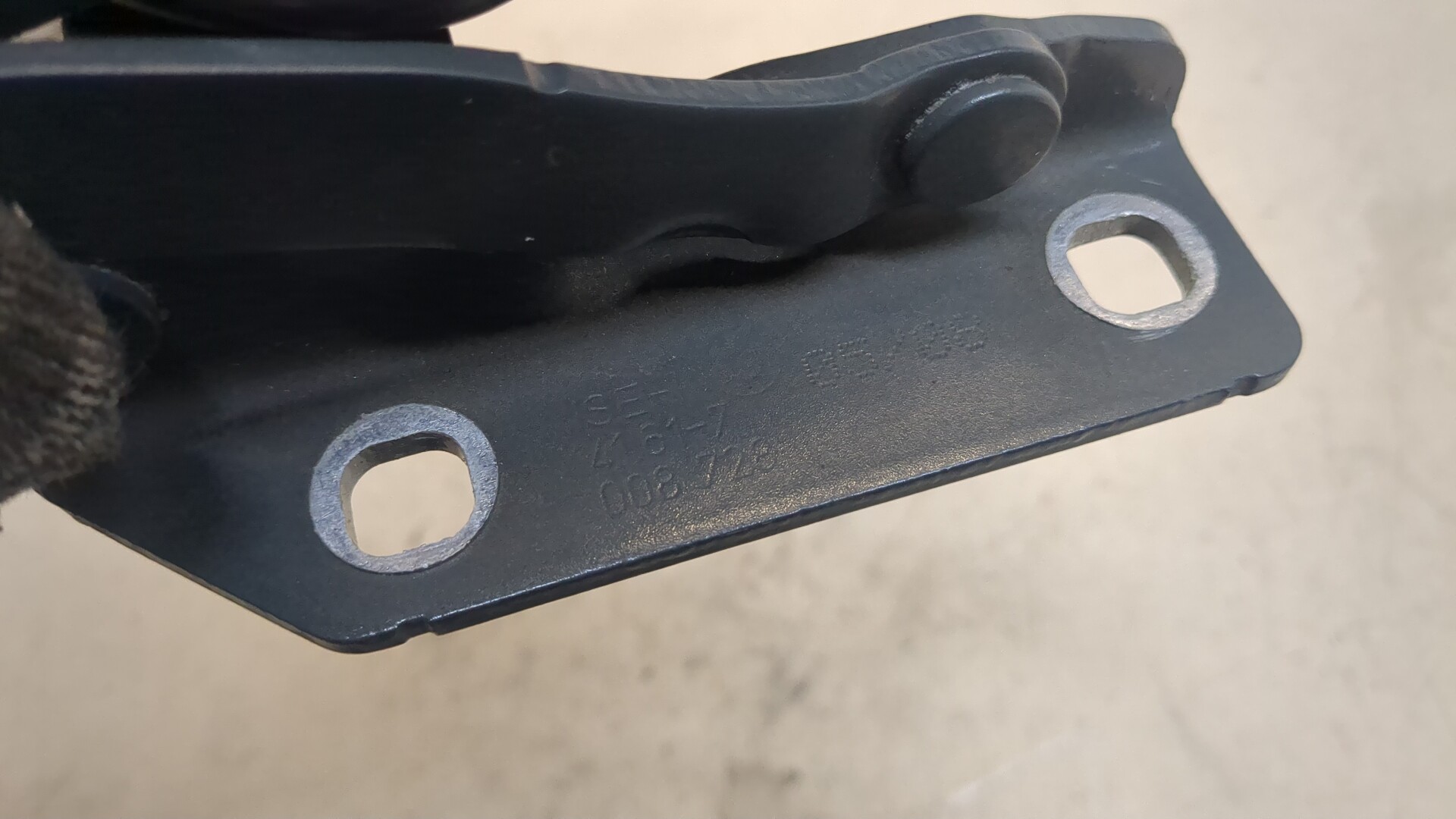 Петля капота правая