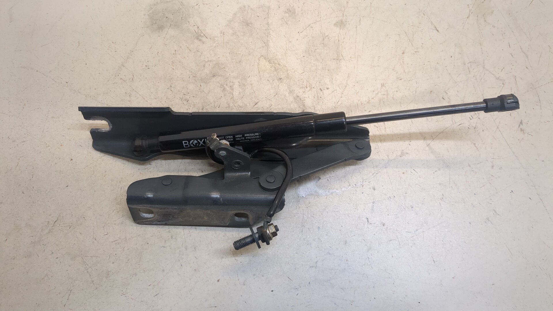 Петля капота правая