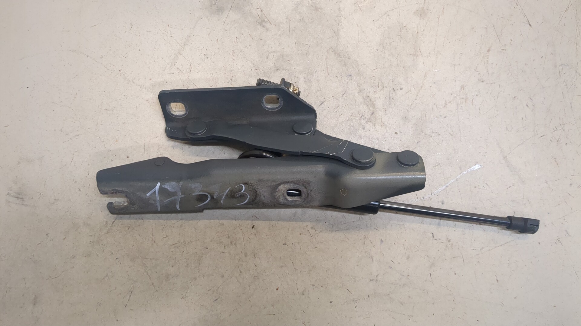 Петля капота правая