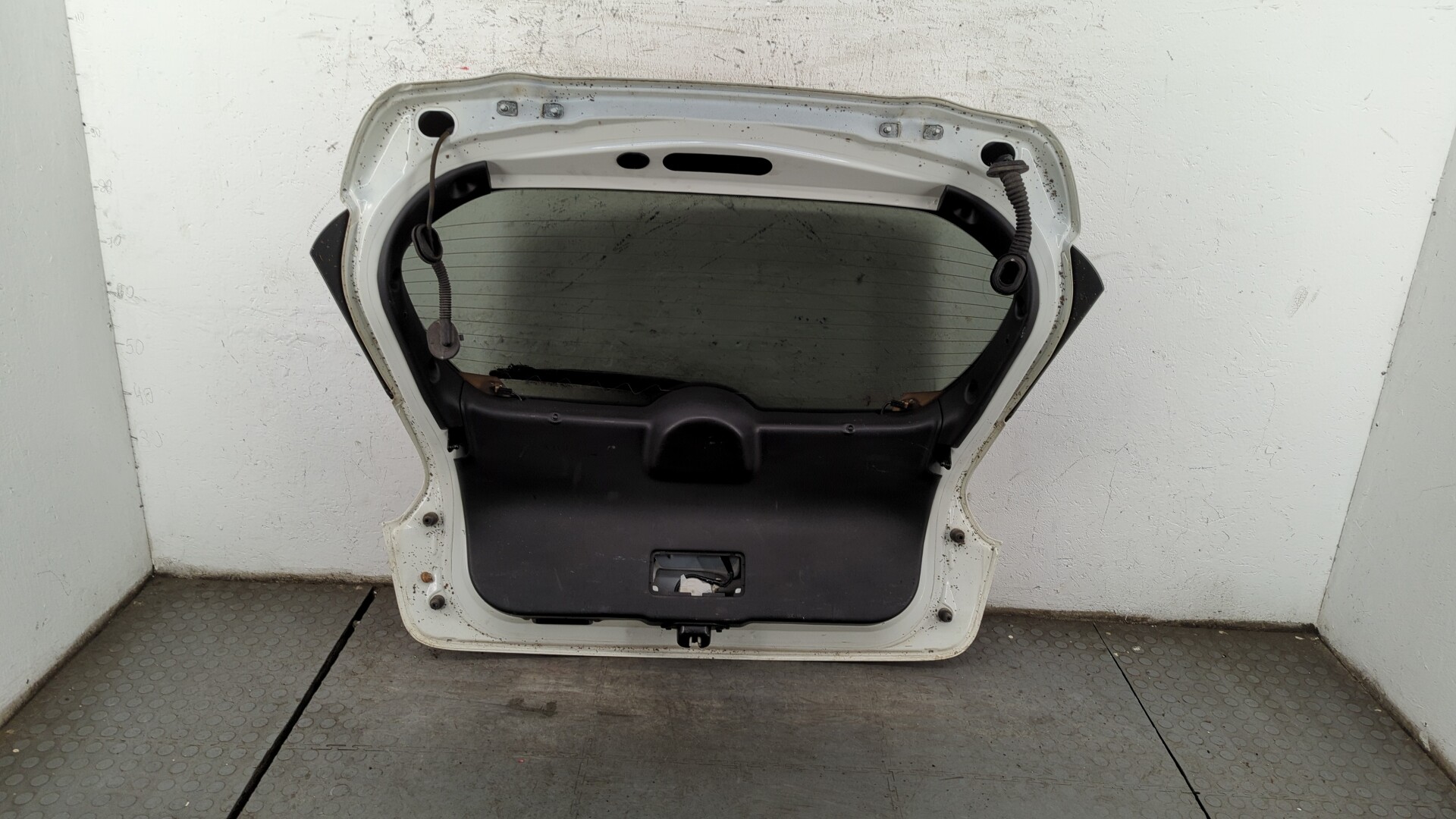 Дверь багажника