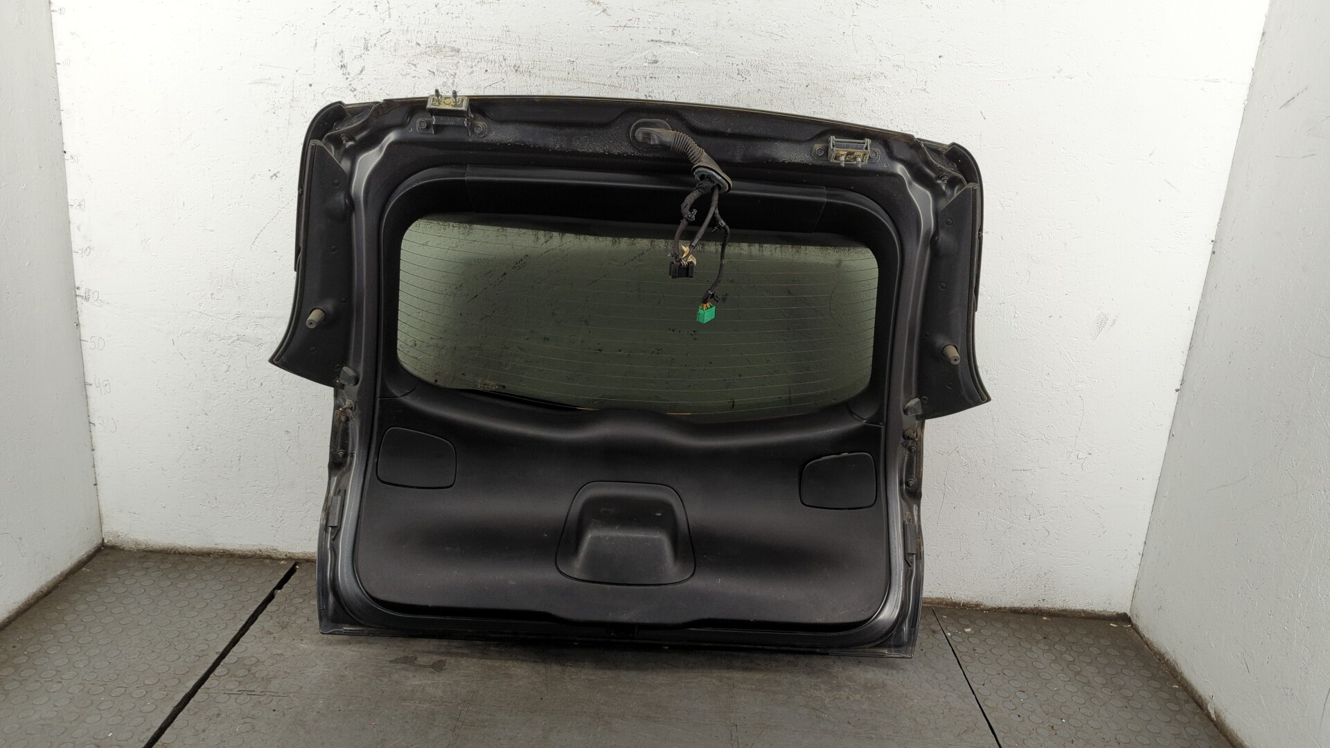 Дверь багажника