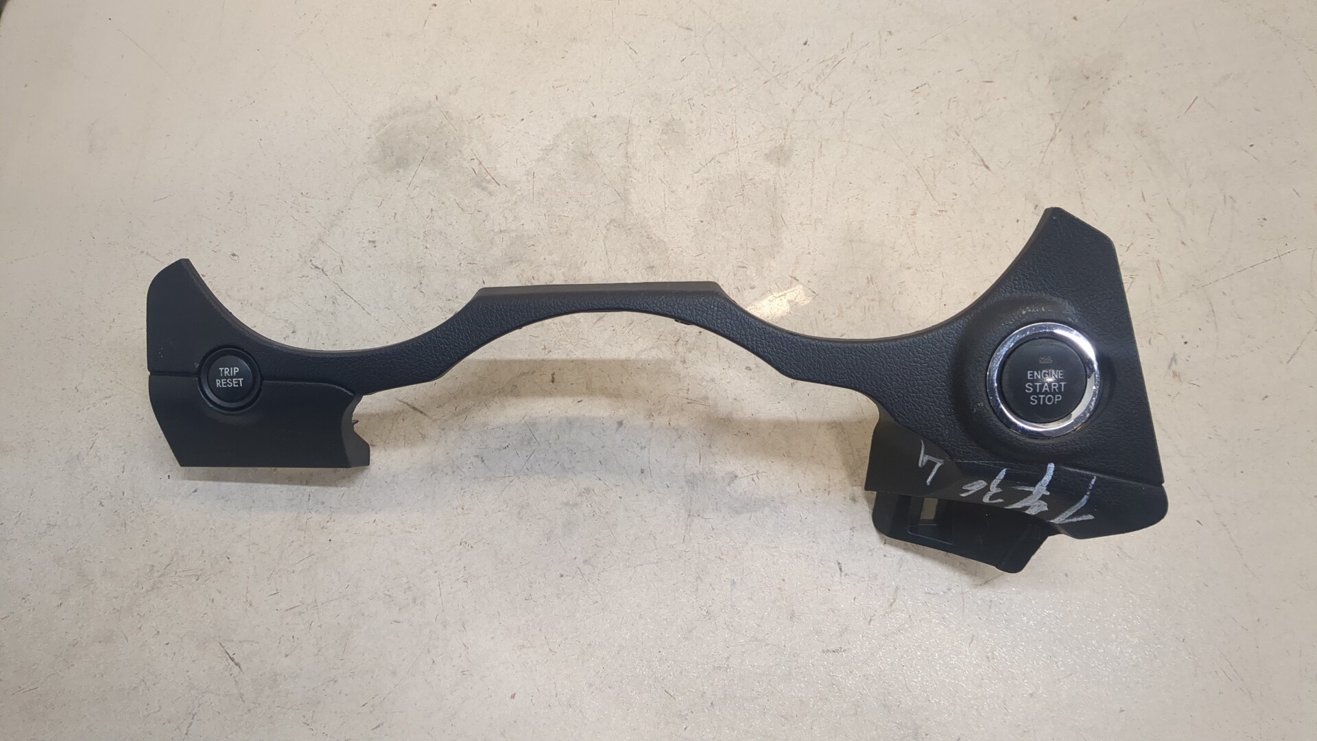 Кнопка запуска двигателя