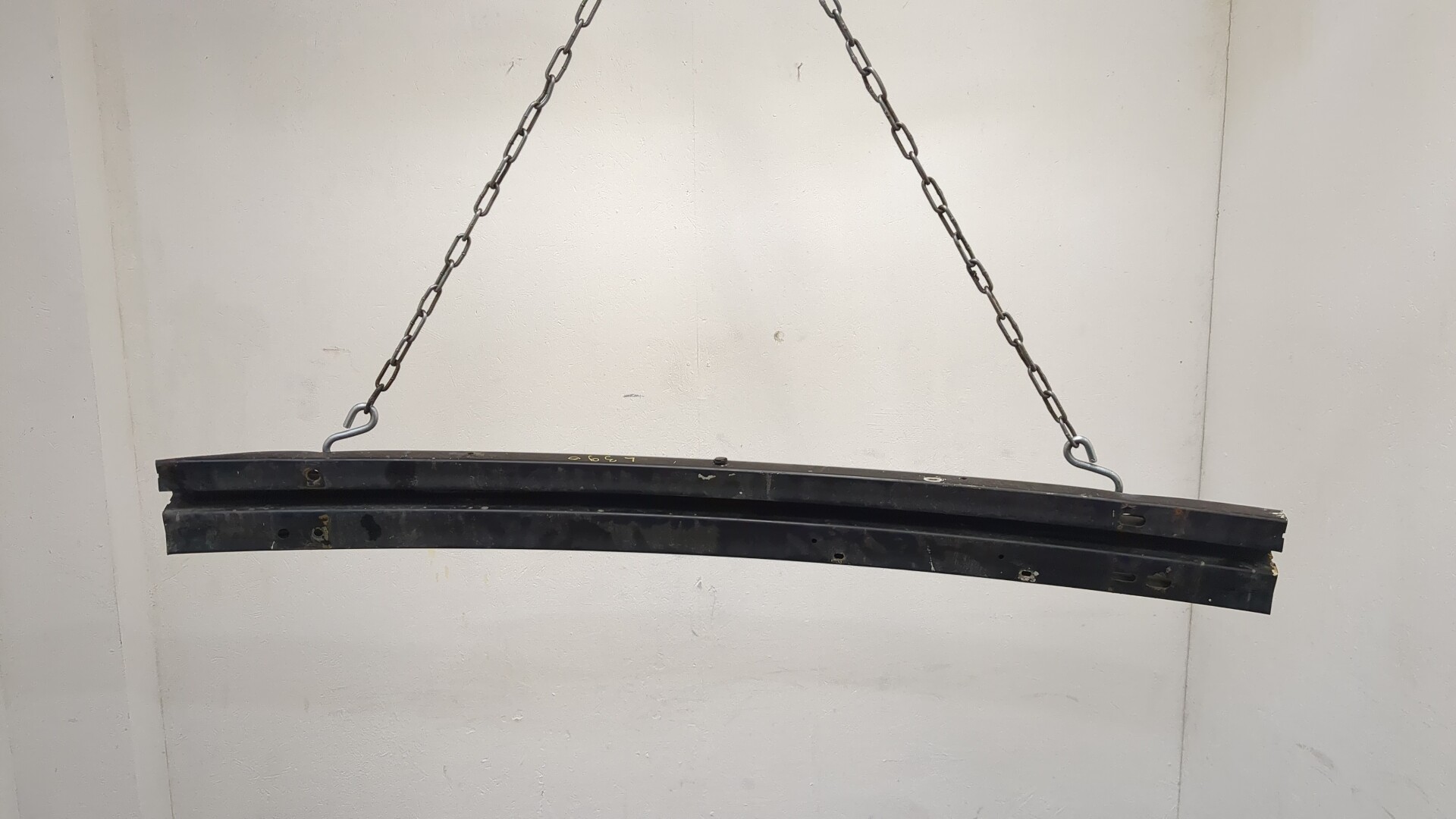 Усилитель переднего бампера