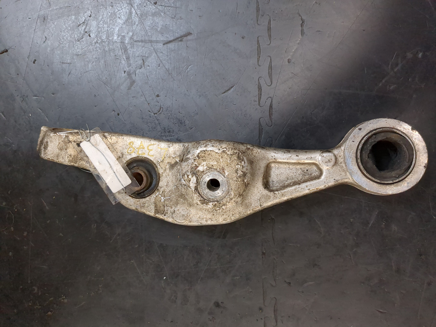 Рычаг передний левый