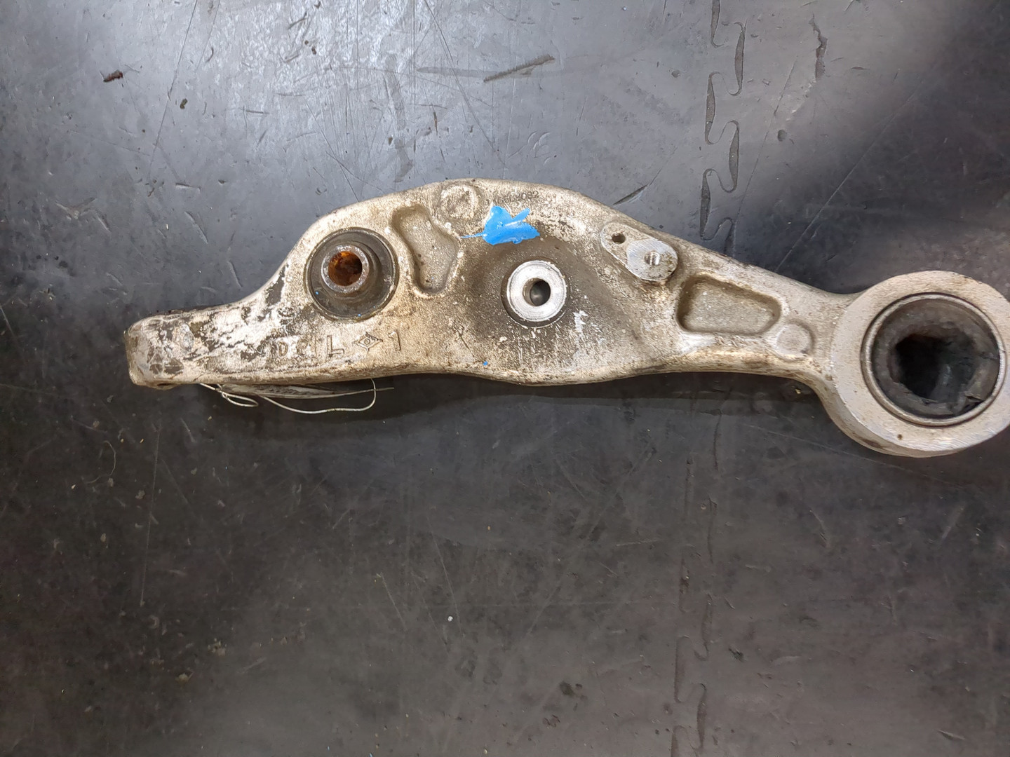 Рычаг передний левый