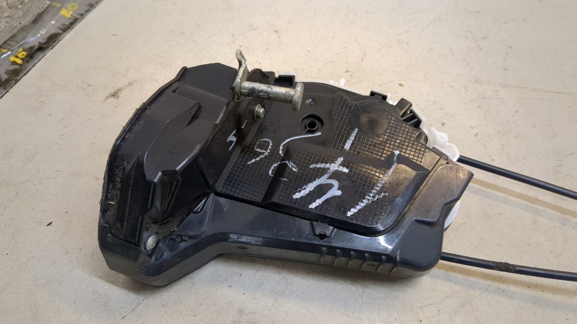 Замок двери передней левой