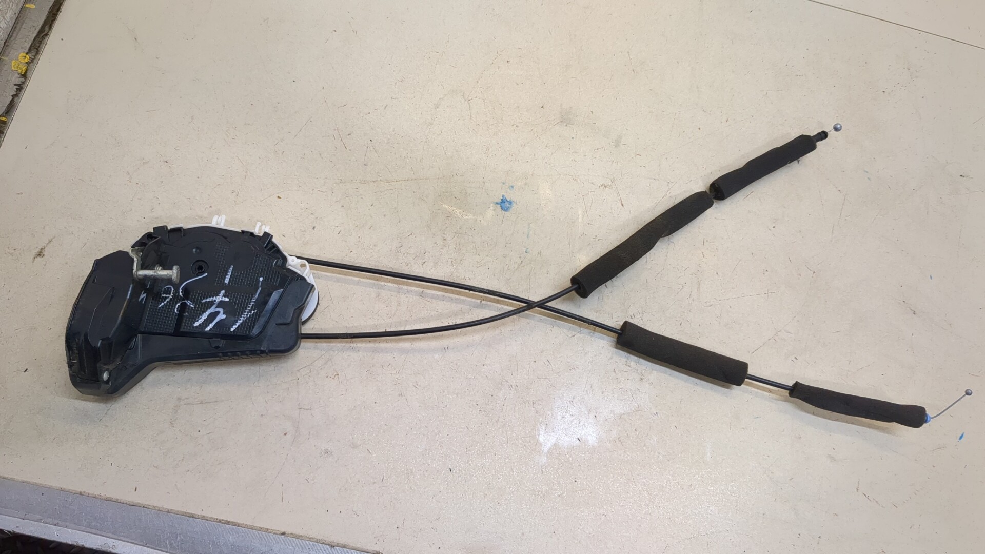 Замок двери передней левой