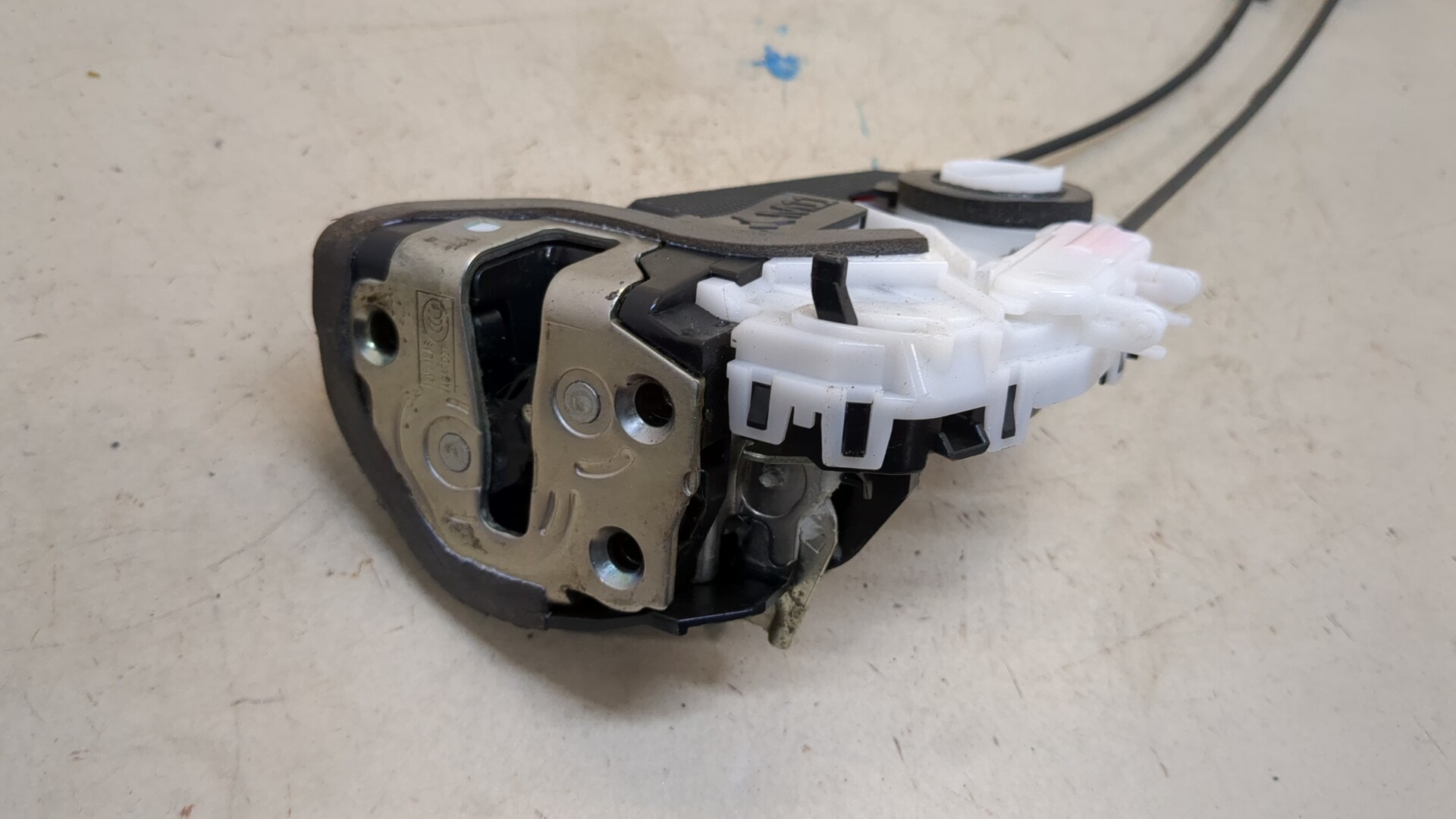 Замок двери передней левой