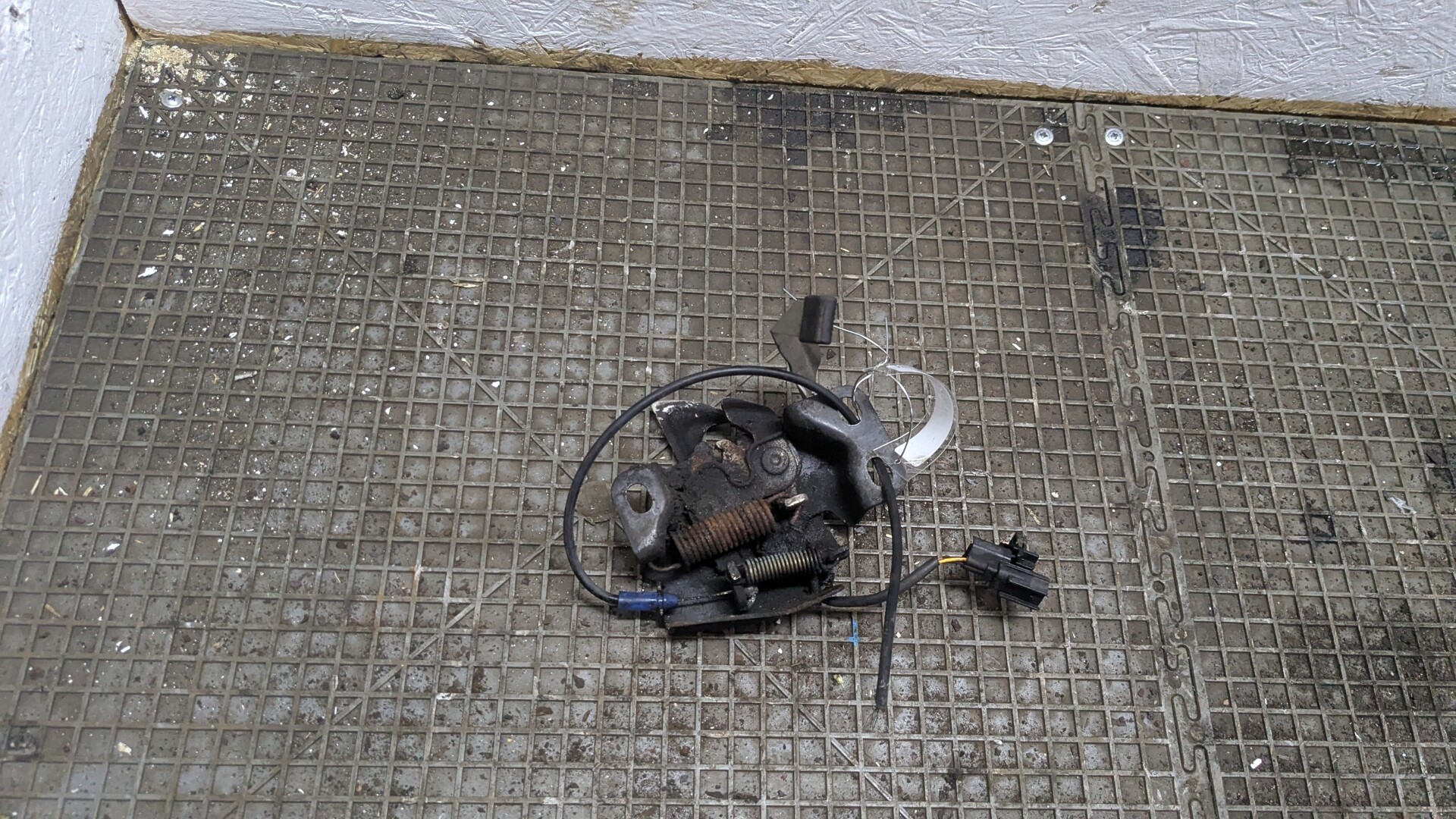 Замок капота