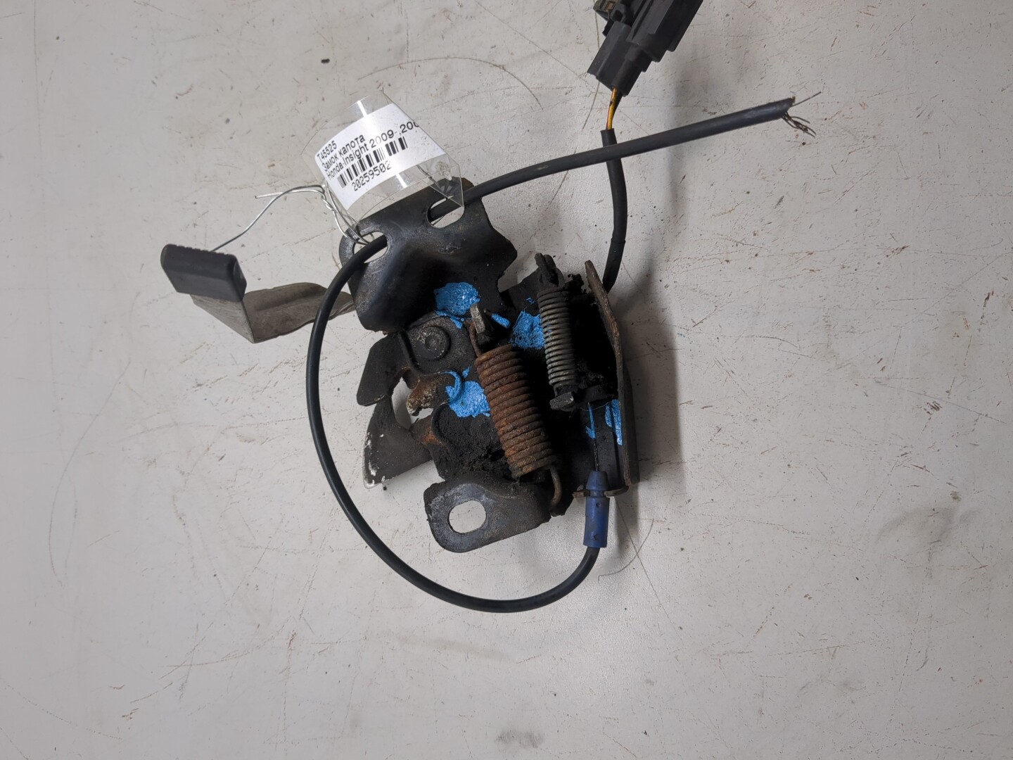 Замок капота