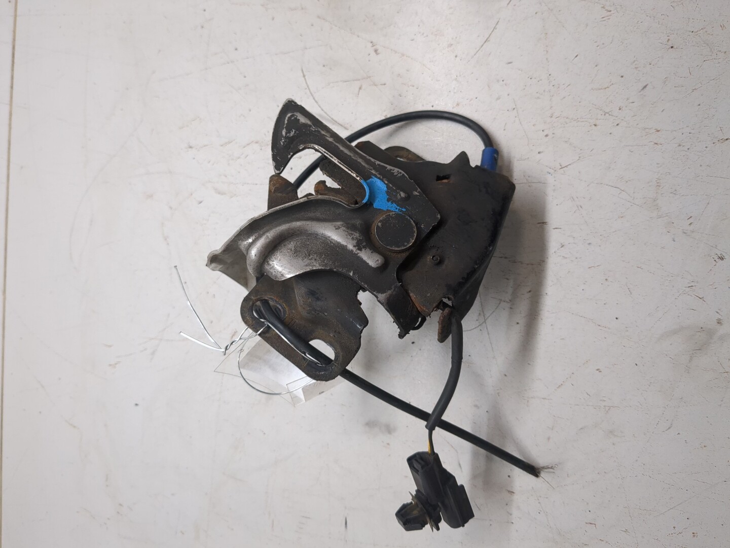 Замок капота