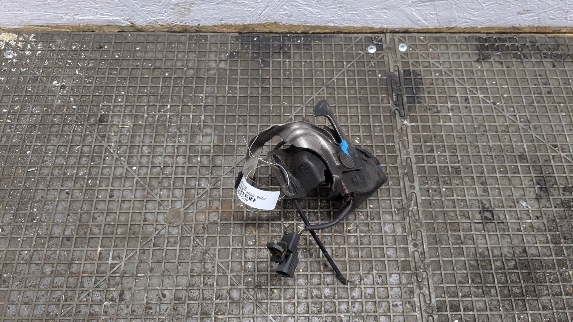 Замок капота