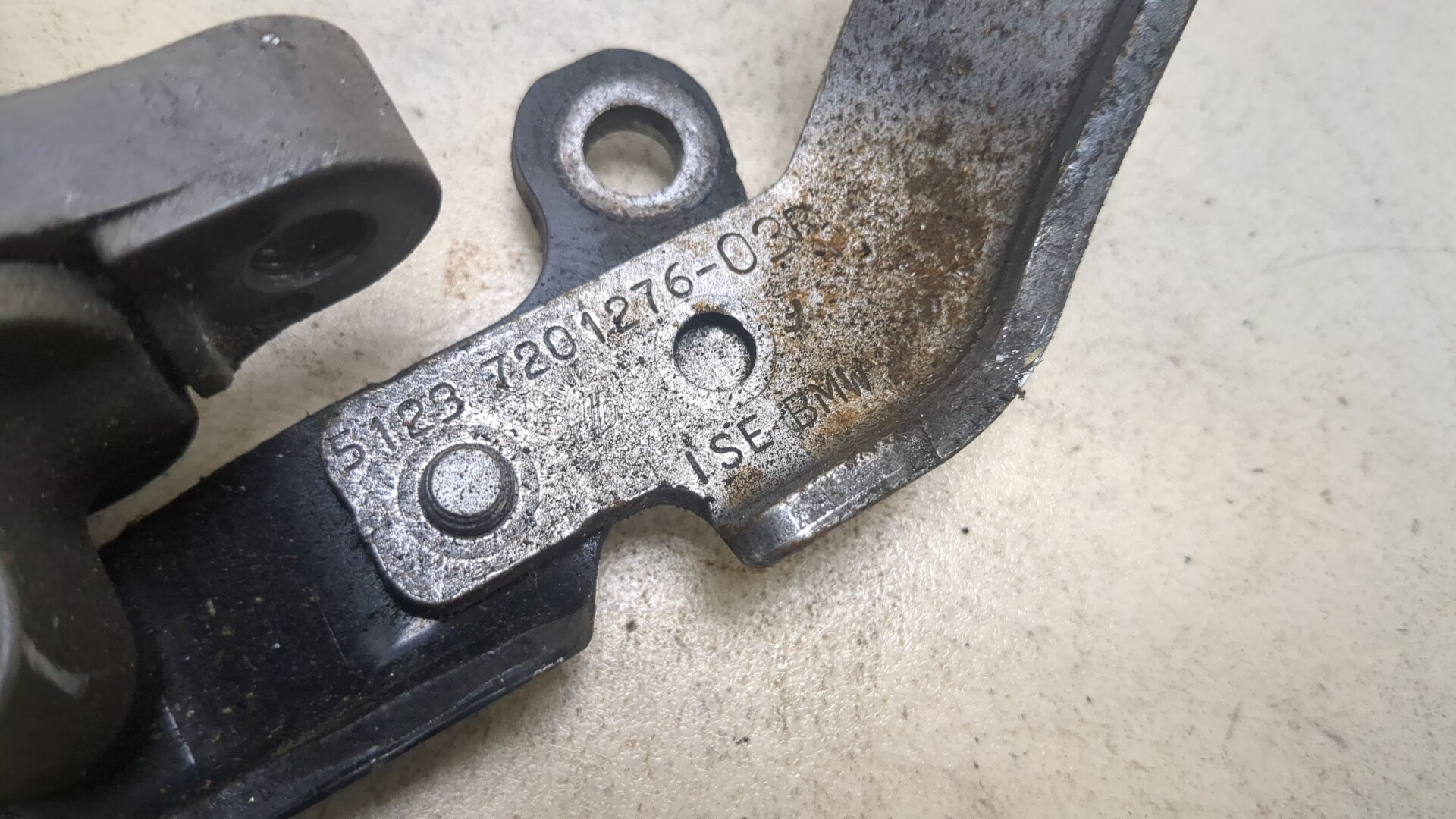 Петля капота правая