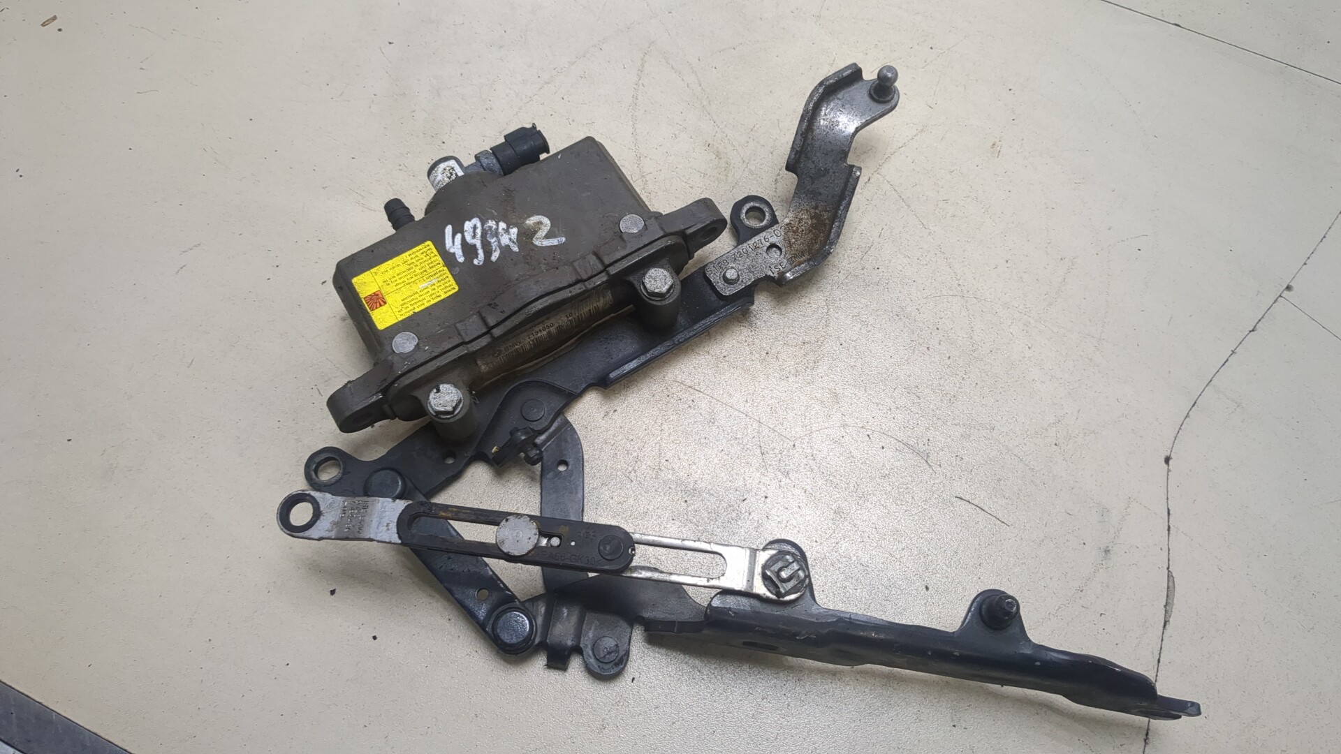 Петля капота правая