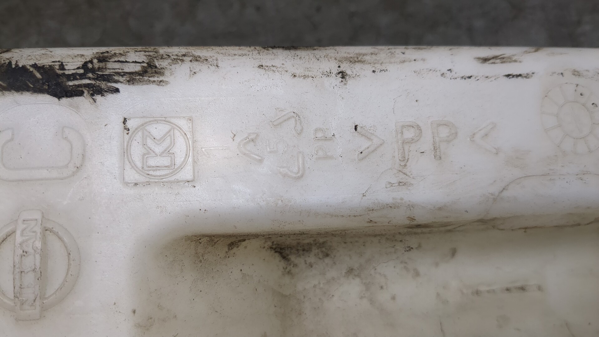 Бачок омывателя лобового стекла