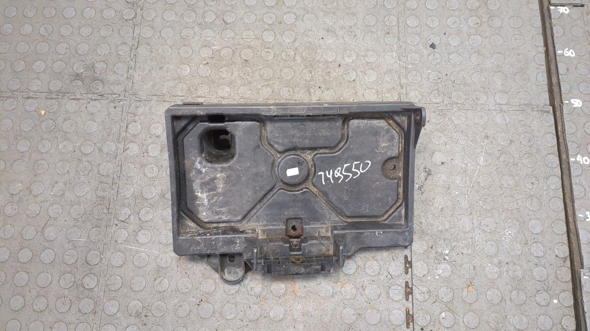 Площадка под аккумулятор (АКБ)