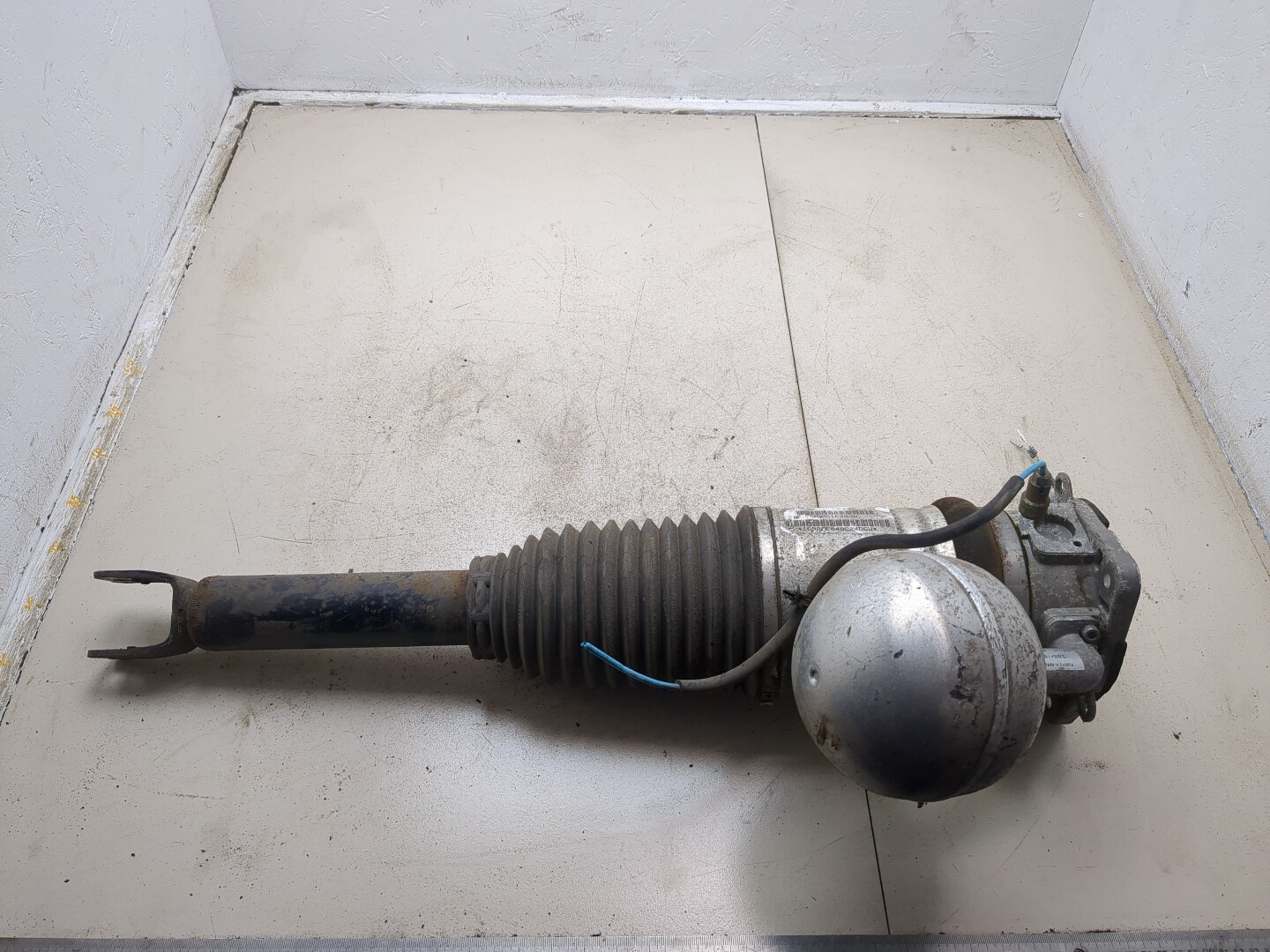 Амортизатор передний правый