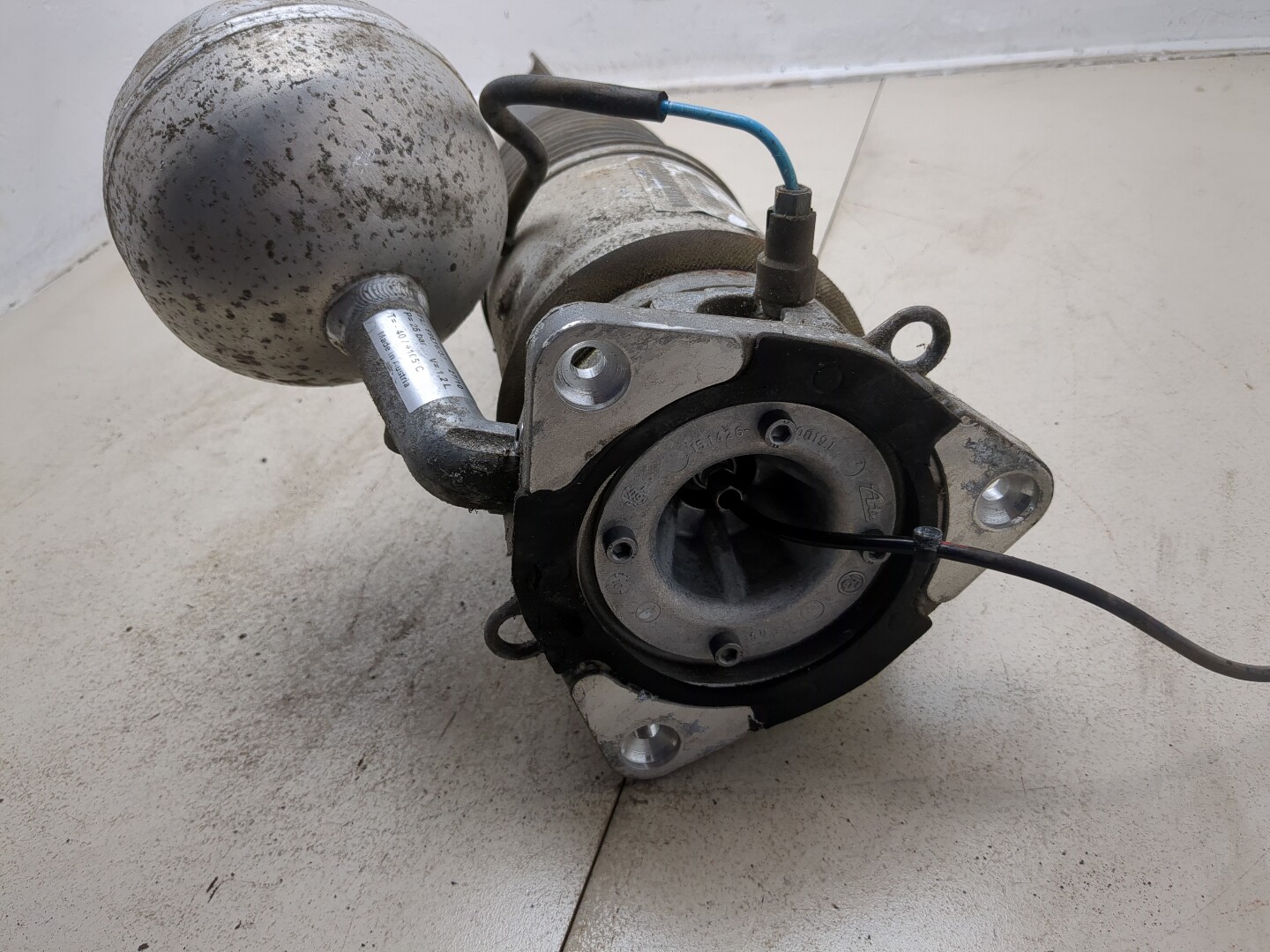 Амортизатор передний правый