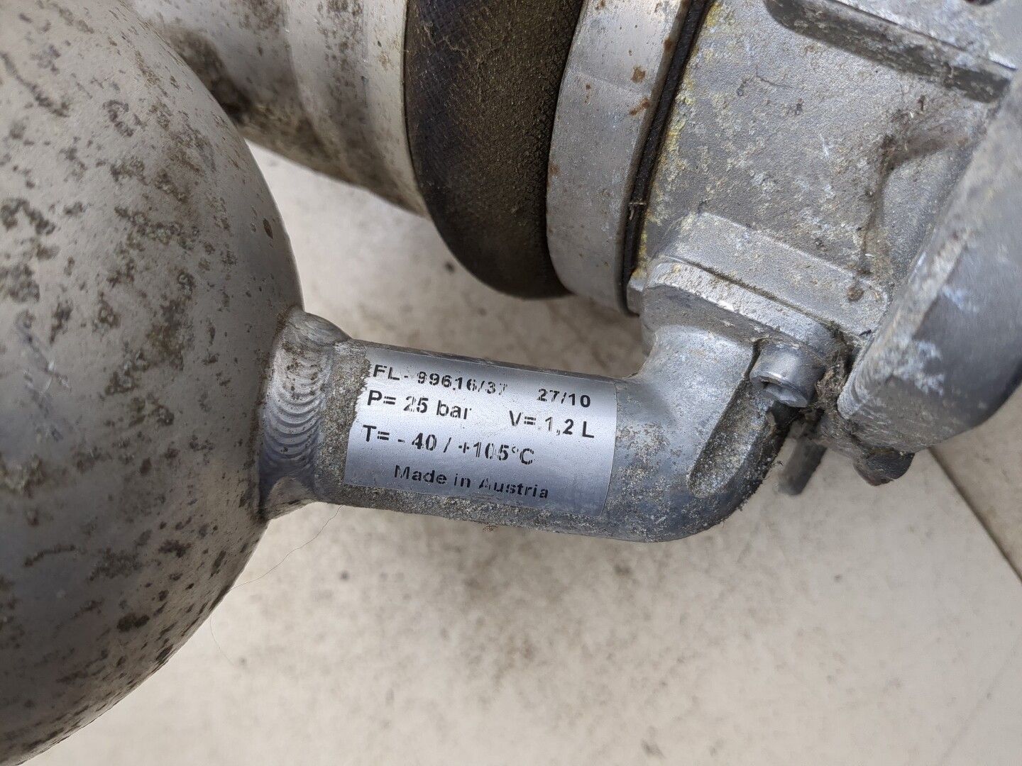 Амортизатор передний правый