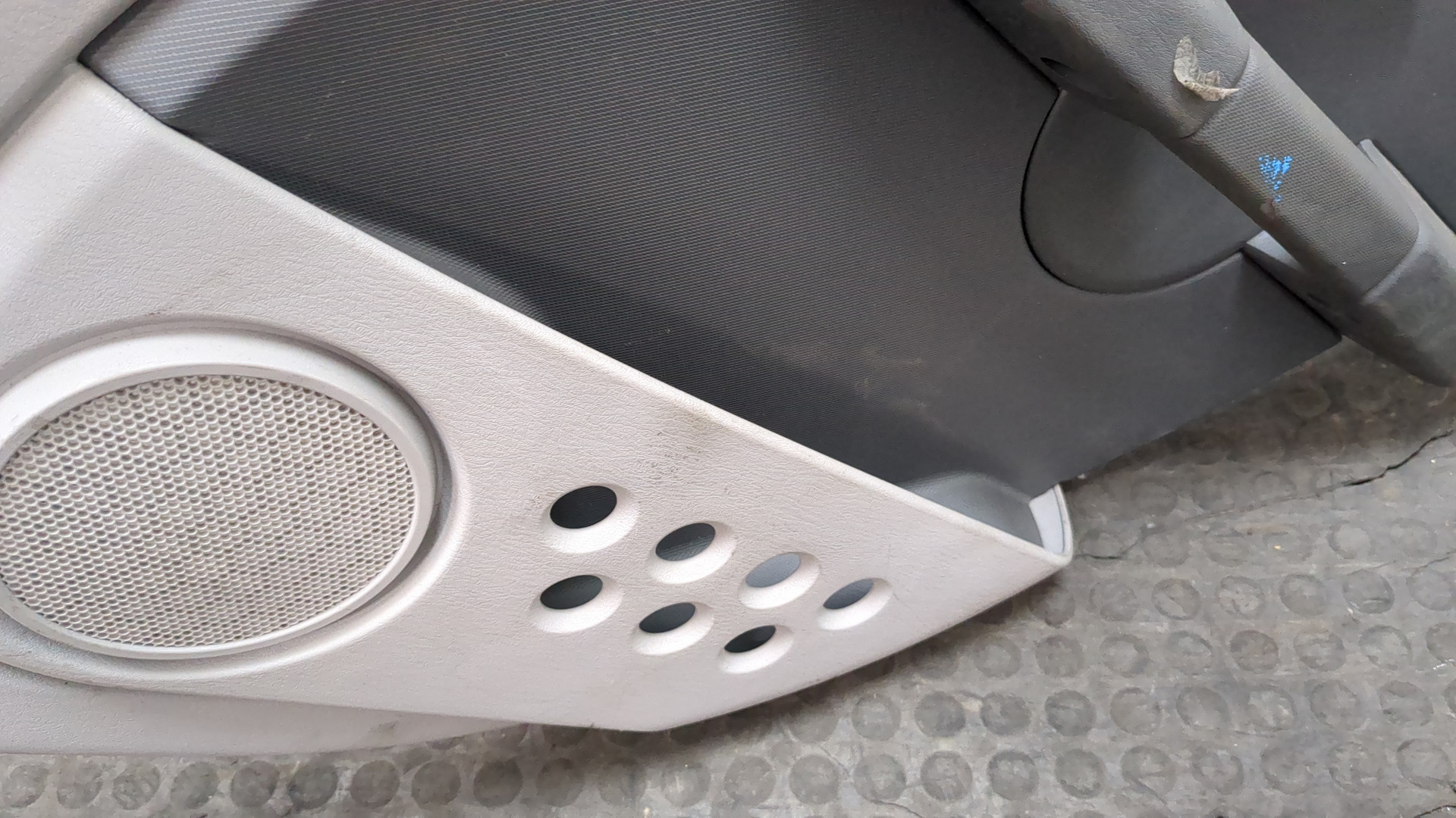 Обшивка двери задней правой