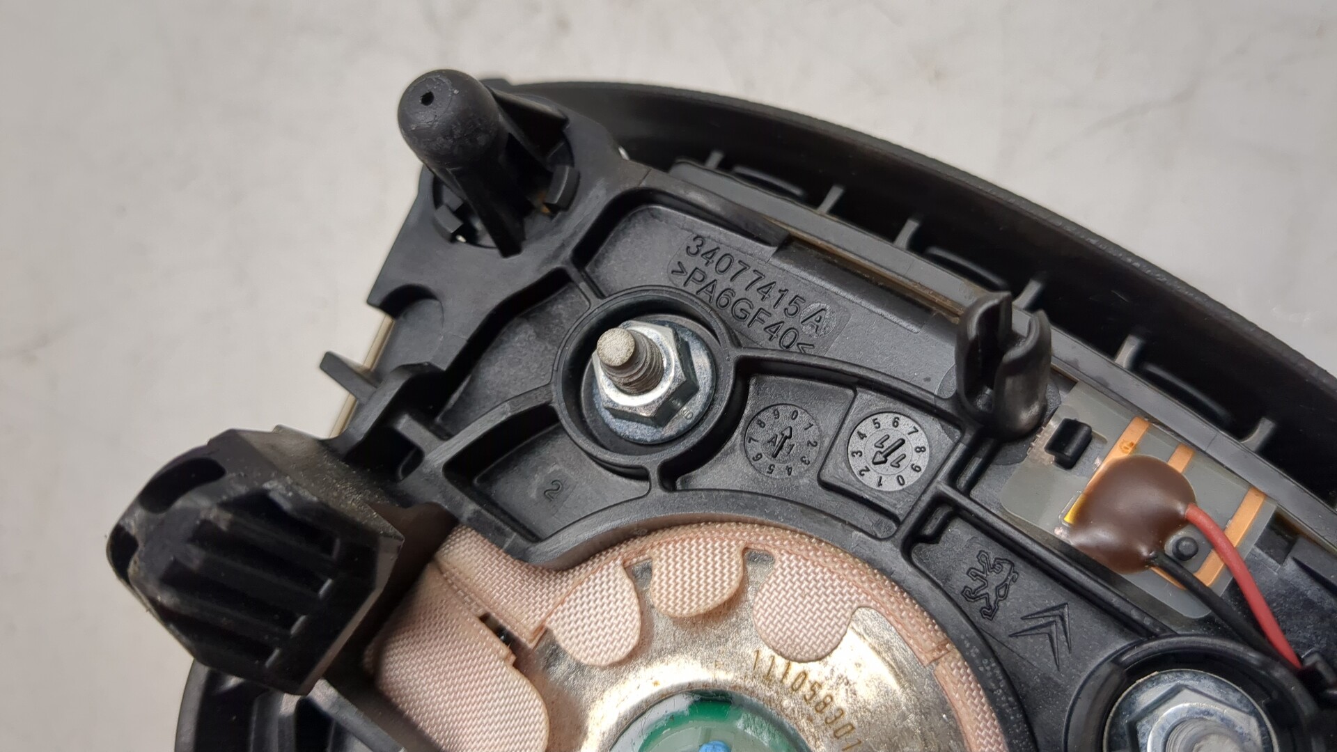 Подушка безопасности в рулевое колесо