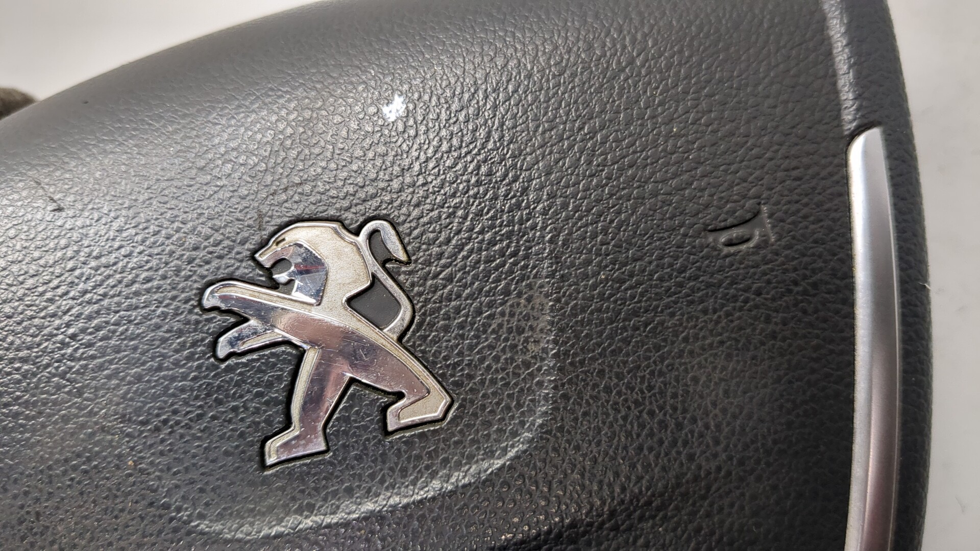 Подушка безопасности в рулевое колесо