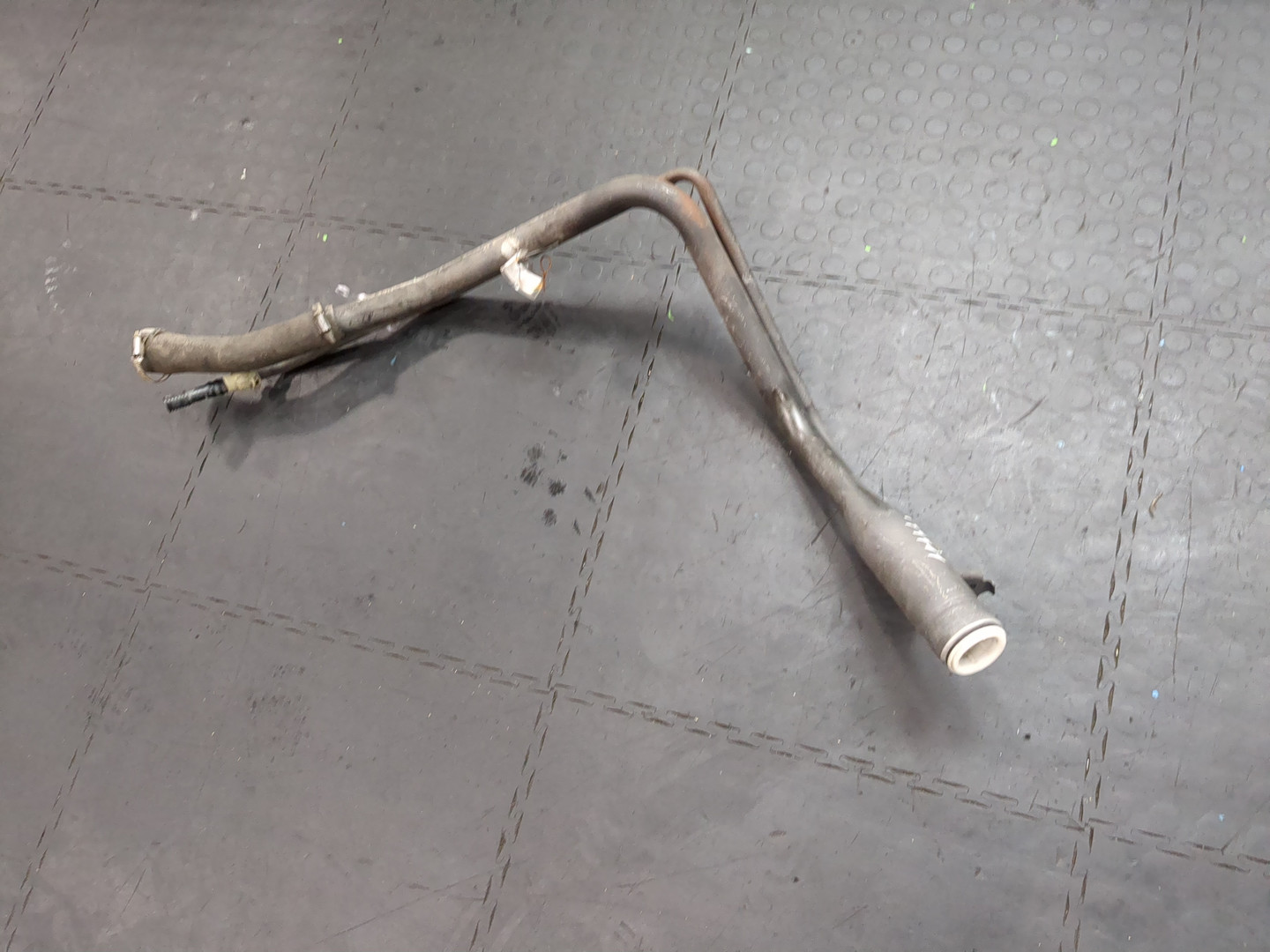 Горловина топливного бака