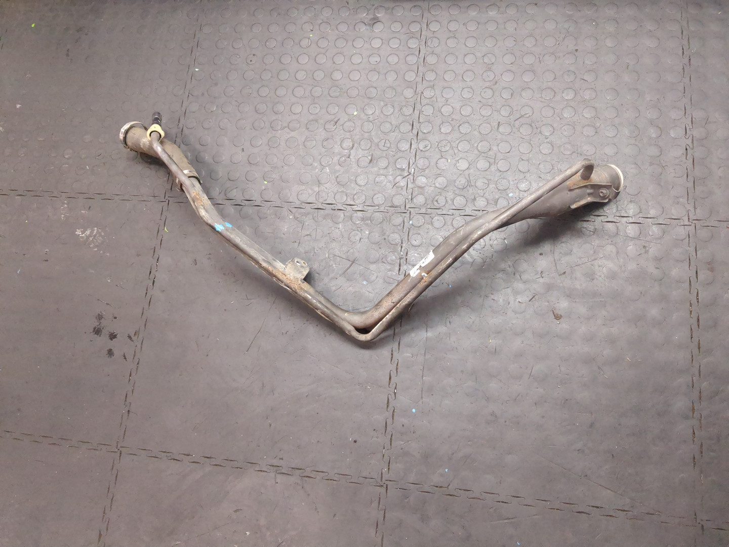 Горловина топливного бака