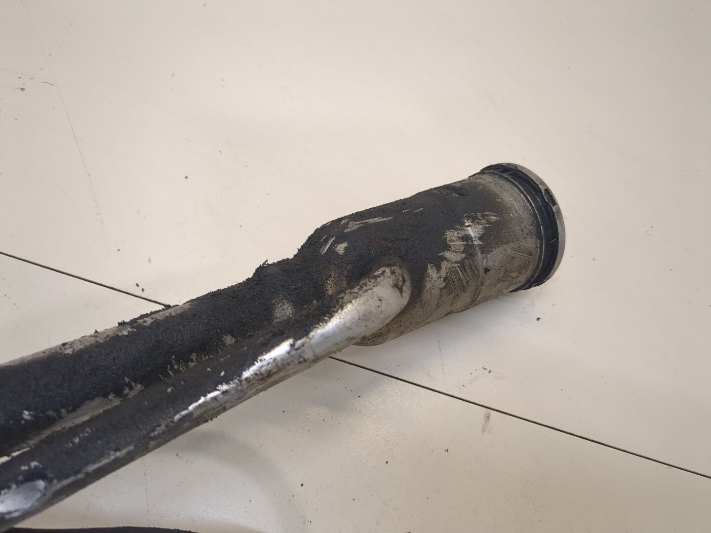 Горловина топливного бака