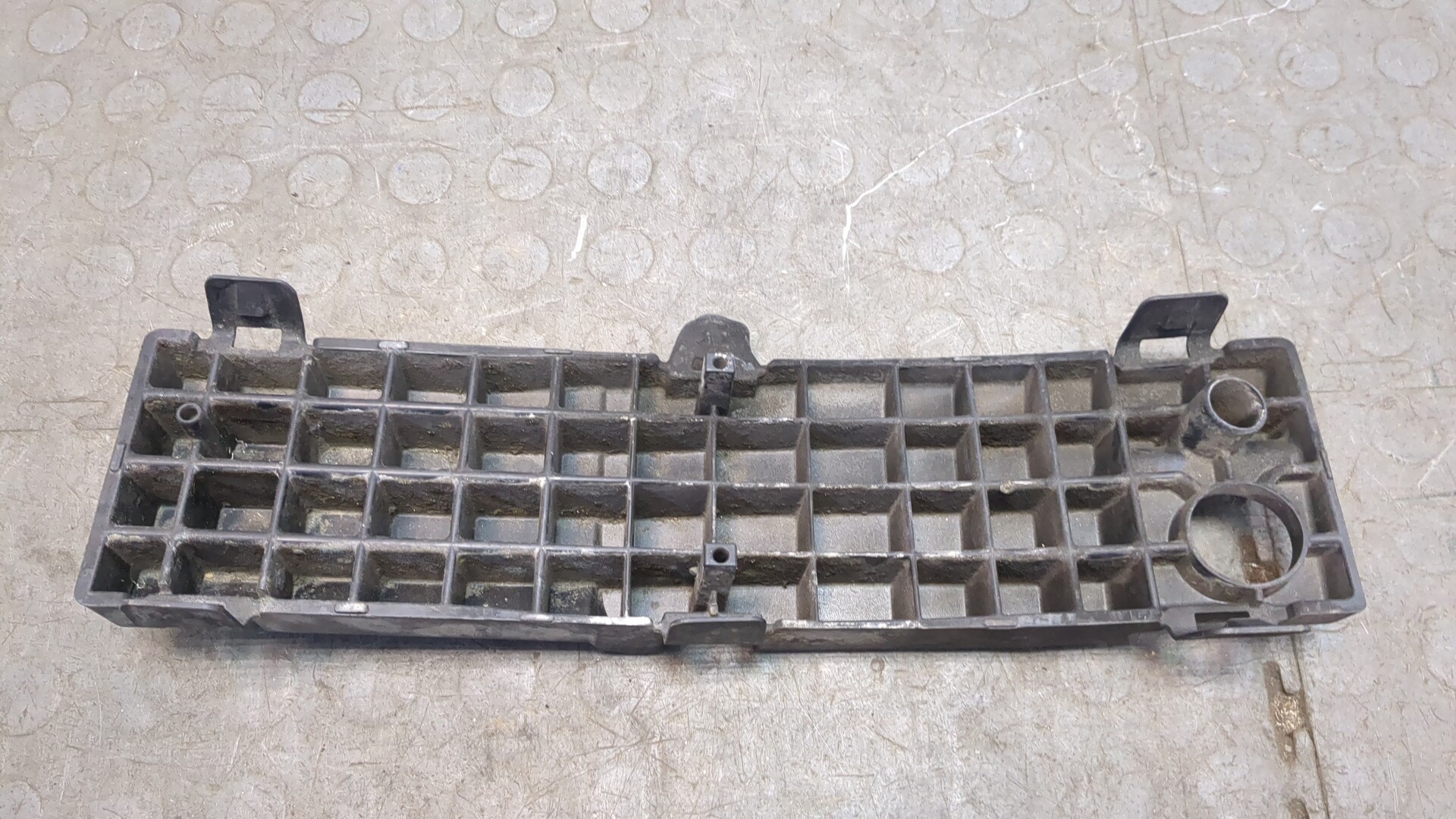 Кронштейн заднего бампера правый