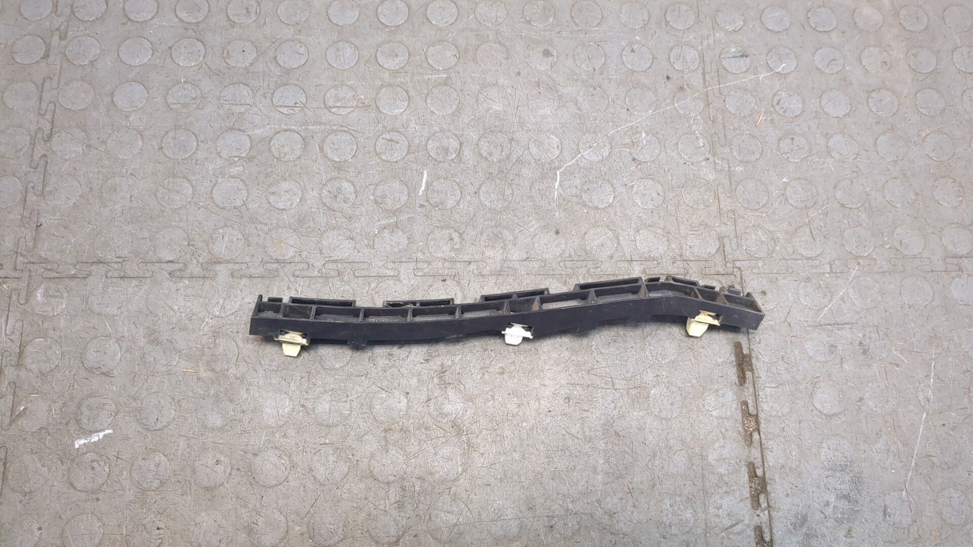 Кронштейн заднего бампера правый