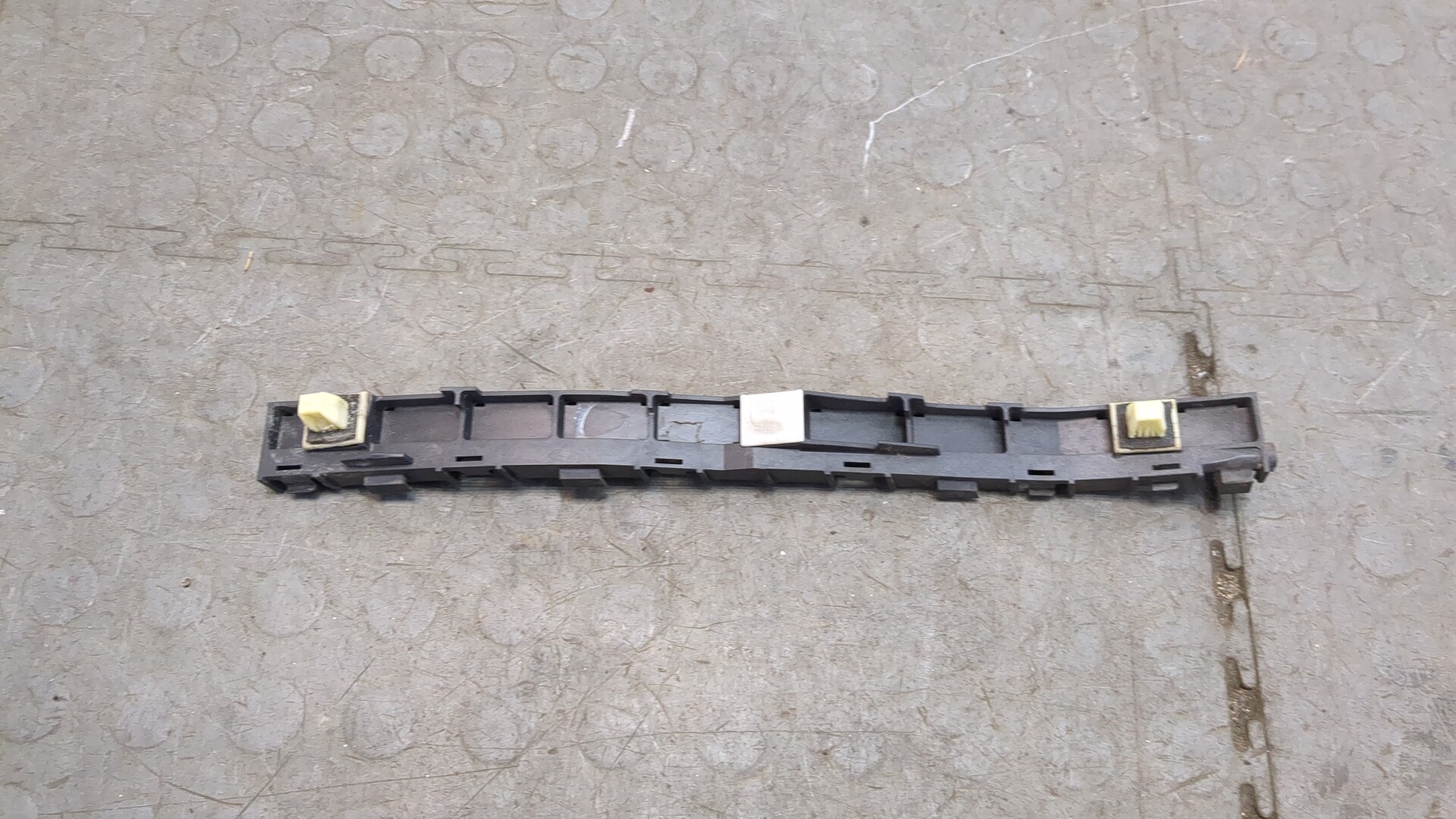 Кронштейн заднего бампера правый