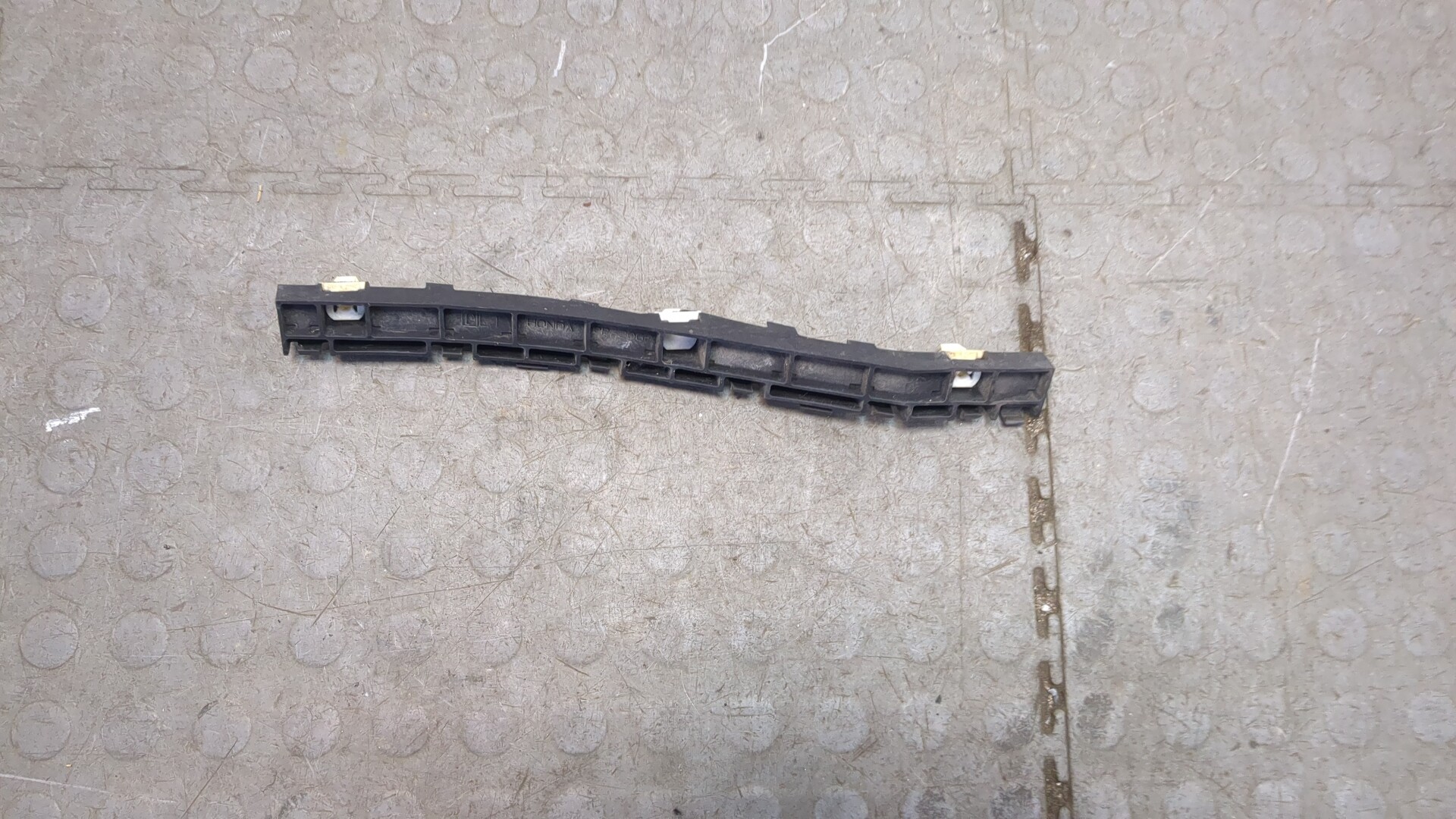 Кронштейн заднего бампера левый