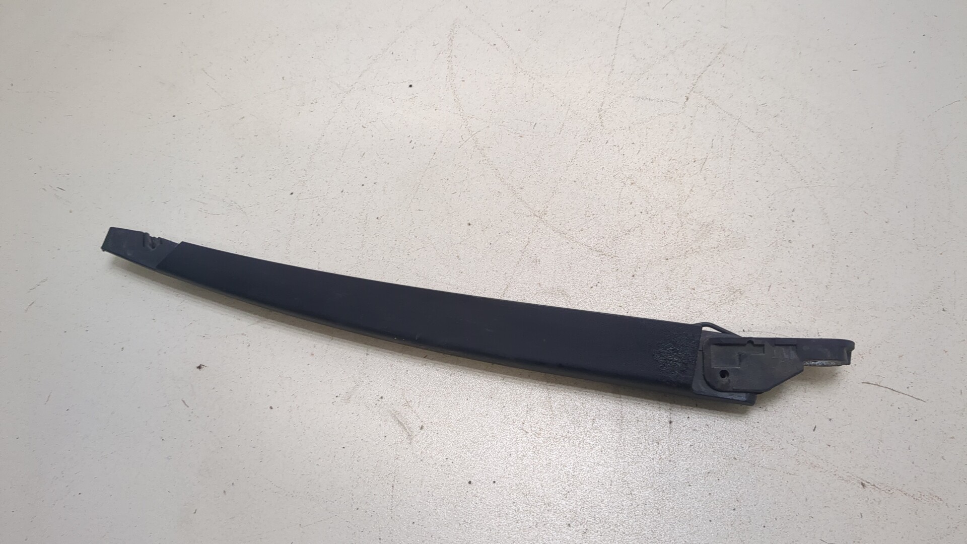 Поводок стеклоочистителя заднего