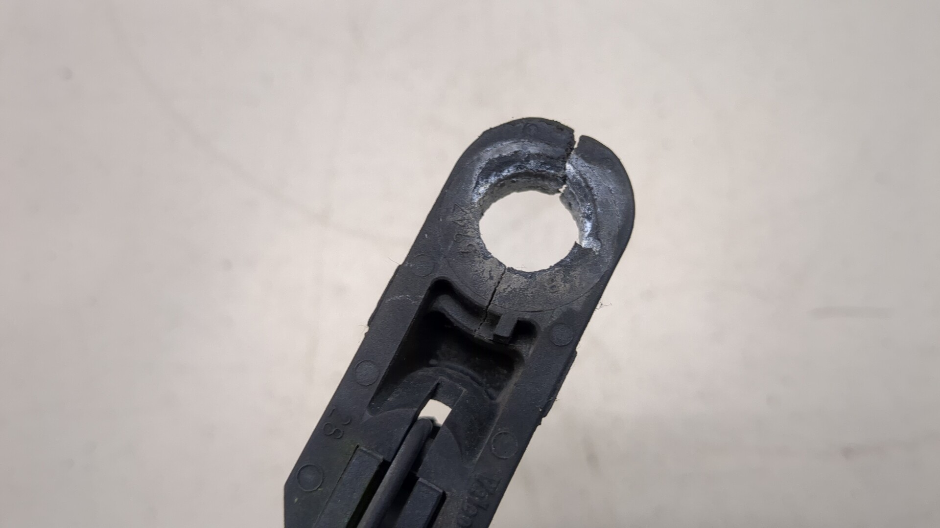 Поводок стеклоочистителя заднего