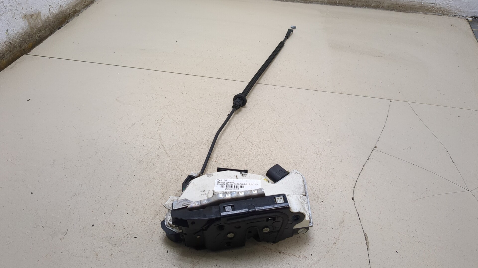 Замок двери передней левой