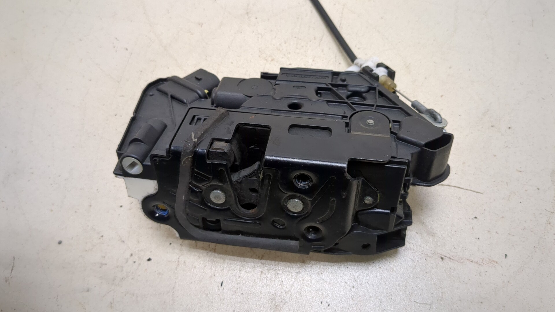 Замок двери передней левой