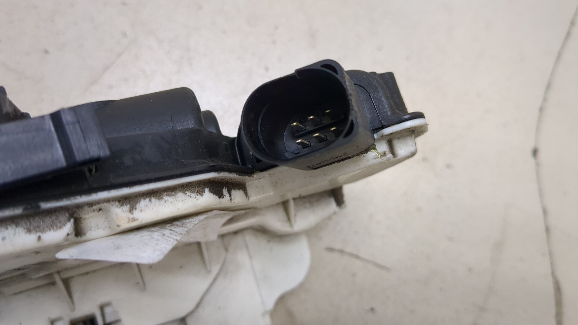 Замок двери передней левой