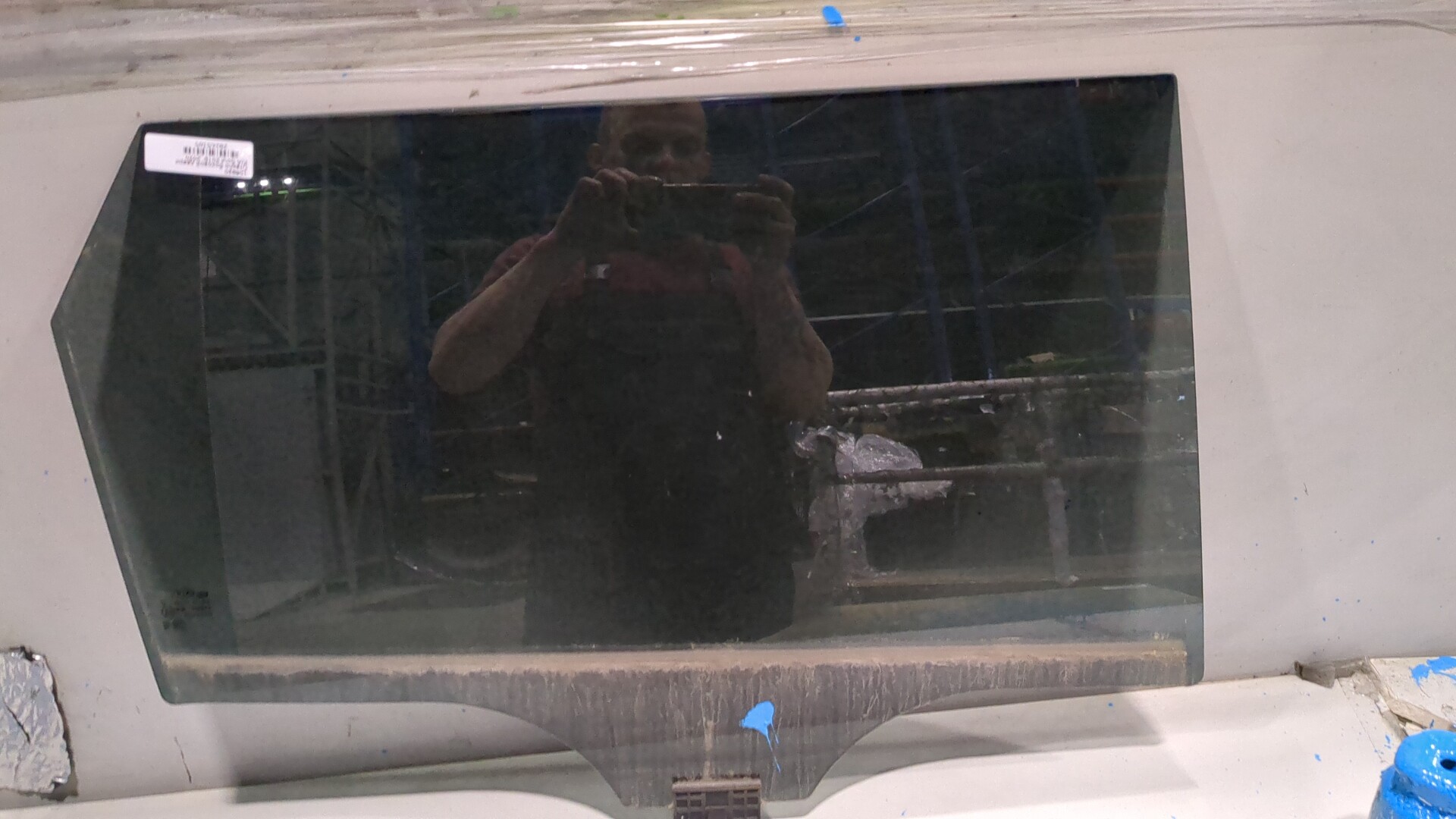 Стекло двери задней правой